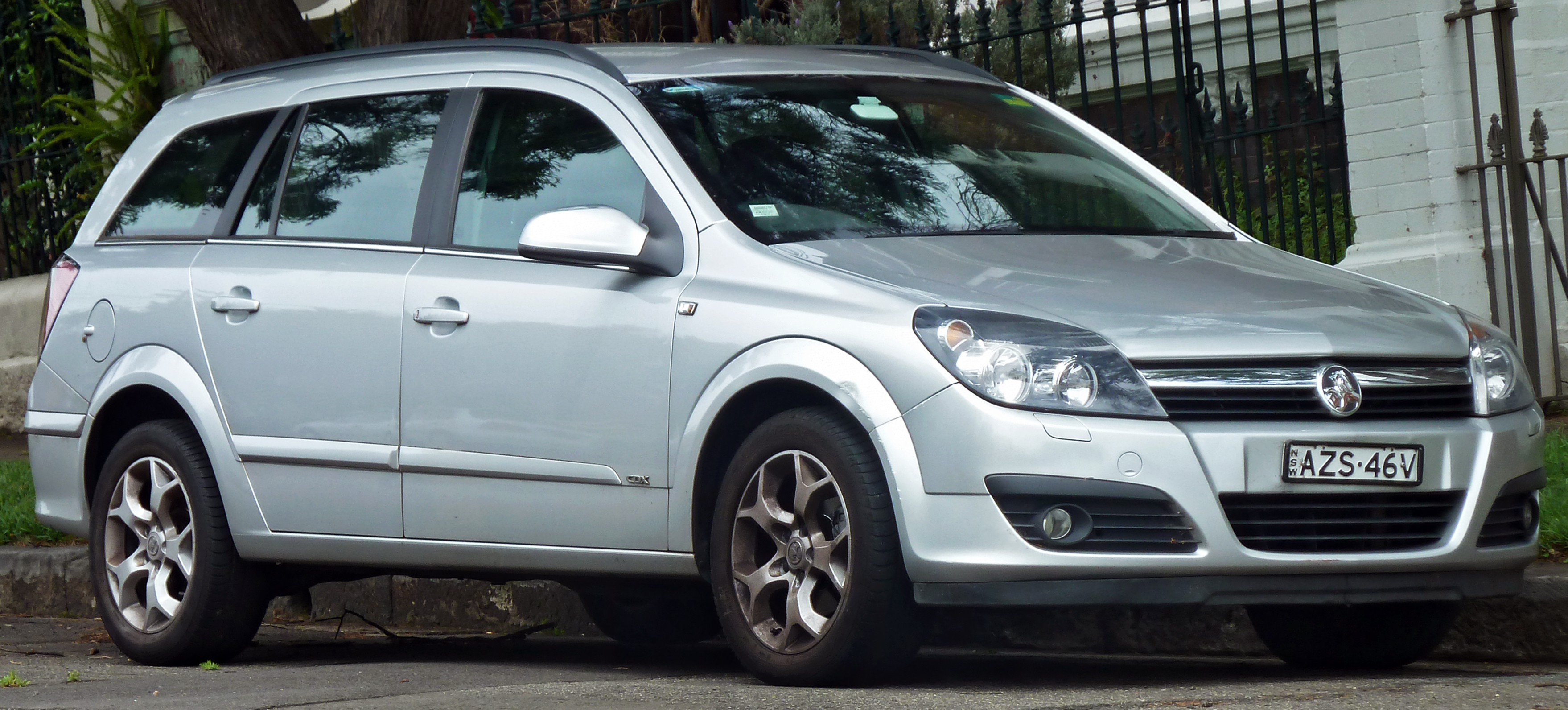 2006-2007 Holden AH Astra CDX station wagon (2011-01-13)