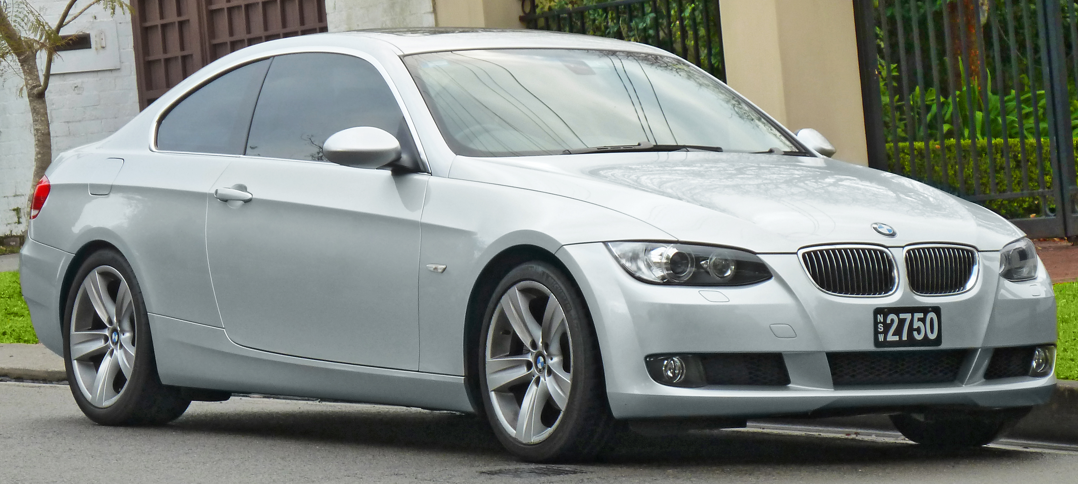 2006-2010 BMW 325i (E92) coupe (2011-07-17) 01