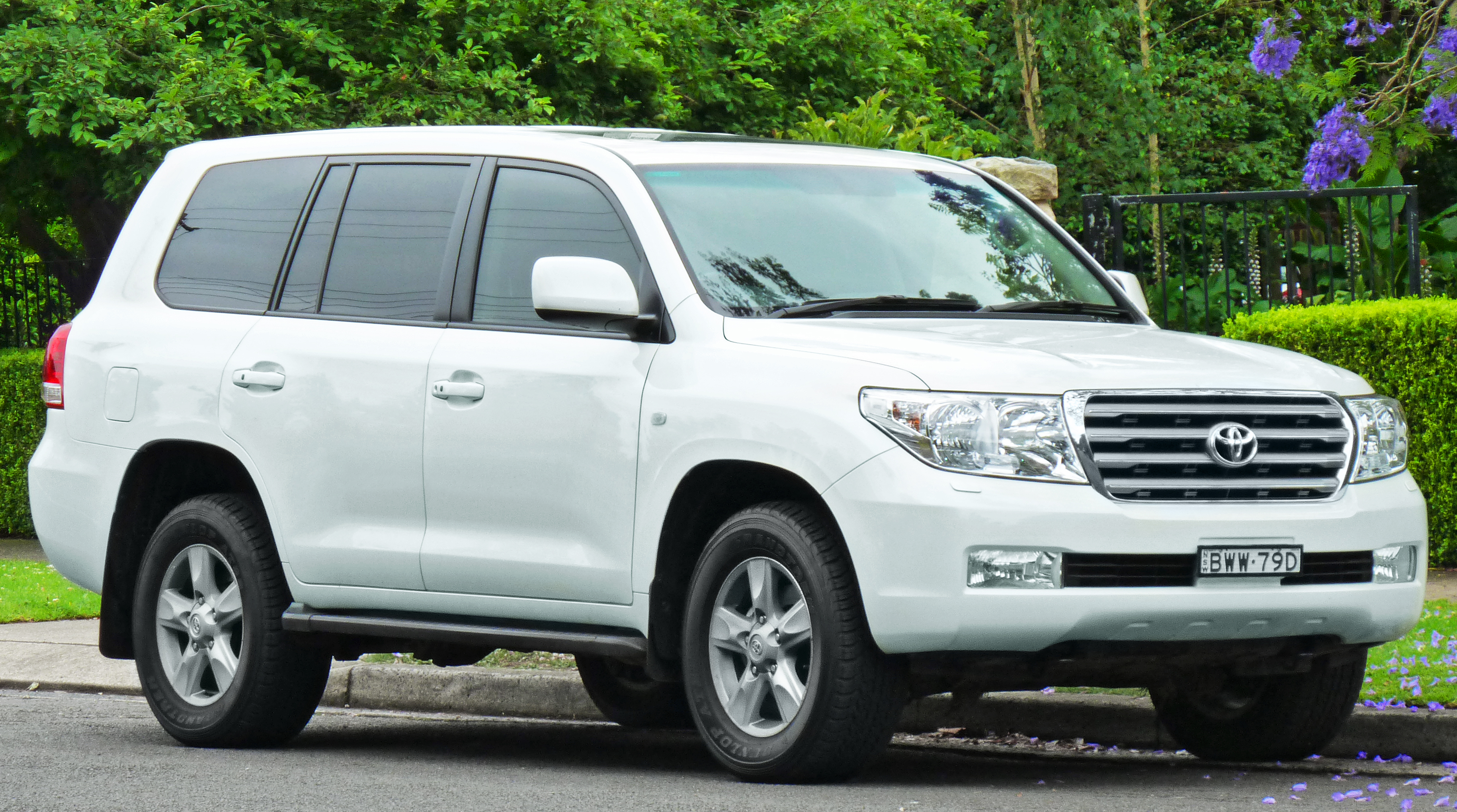 2007-2011 Toyota Land Cruiser (UZJ200R) Sahara wagon (2011-11-18) 01