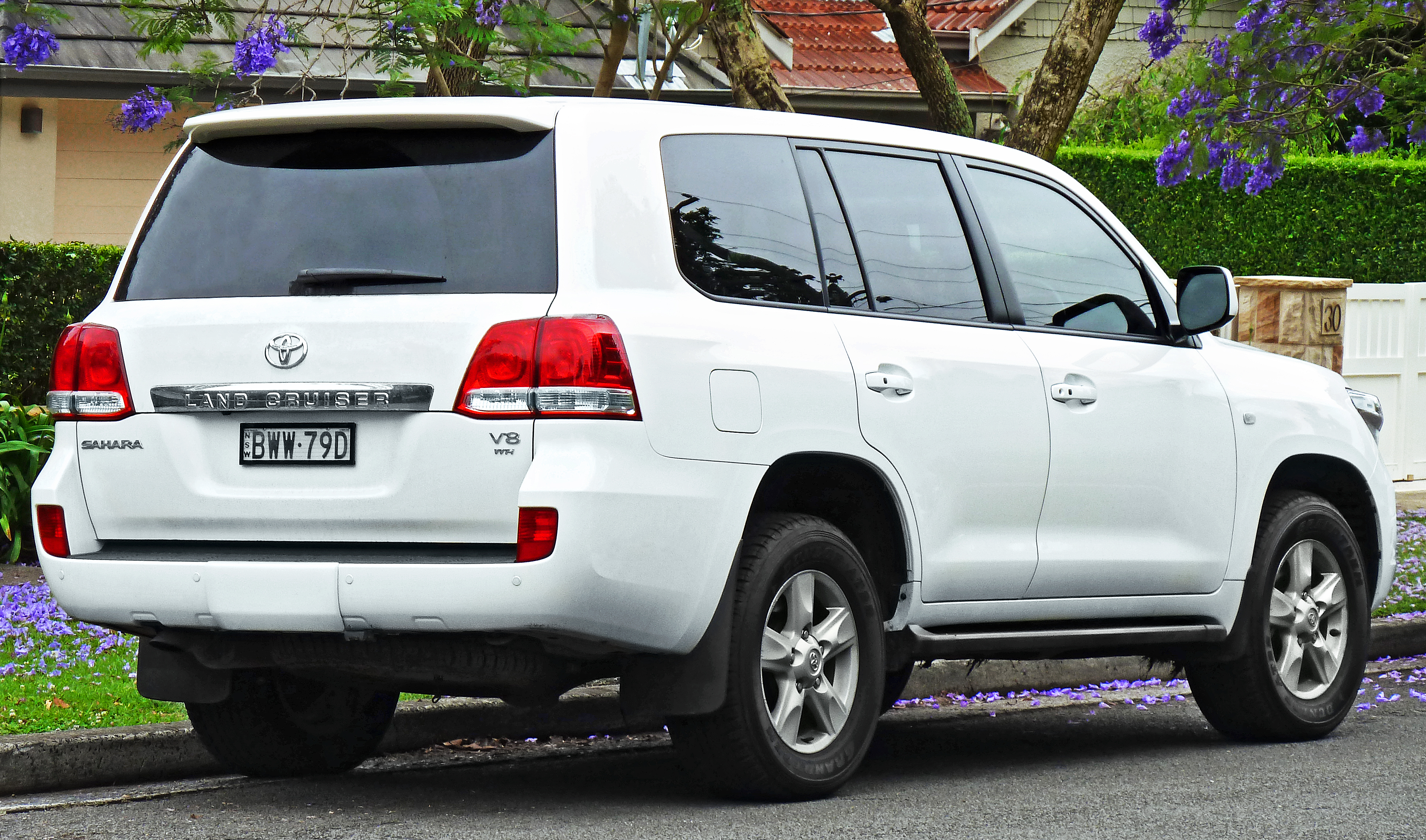 2007-2011 Toyota Land Cruiser (UZJ200R) Sahara wagon (2011-11-18) 02