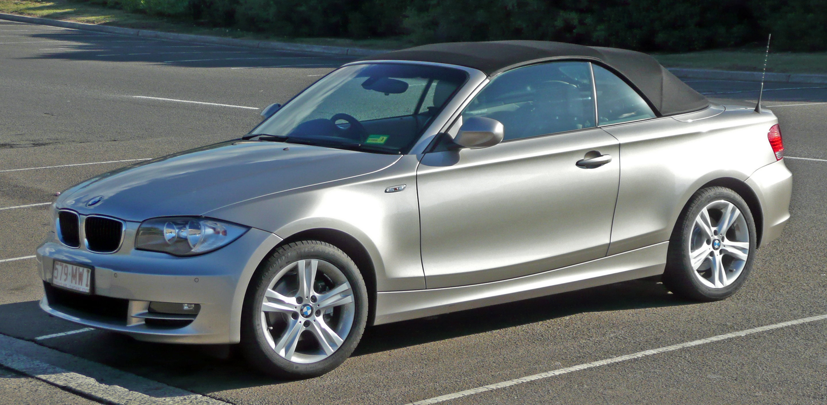 2008-2010 BMW 120i (E88) convertible (2010-05-19) 01