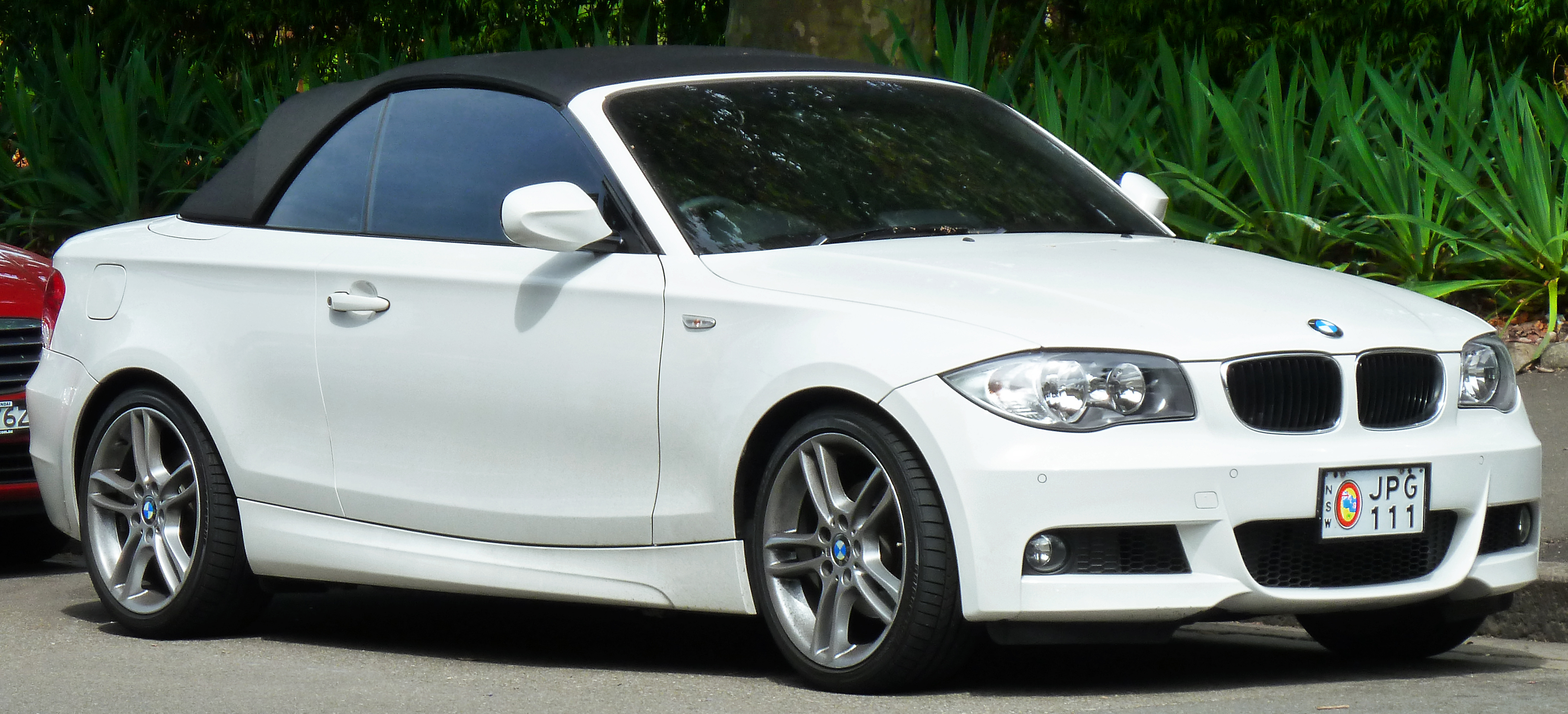 2008-2010 BMW 120i (E88) convertible (2011-11-08) 01