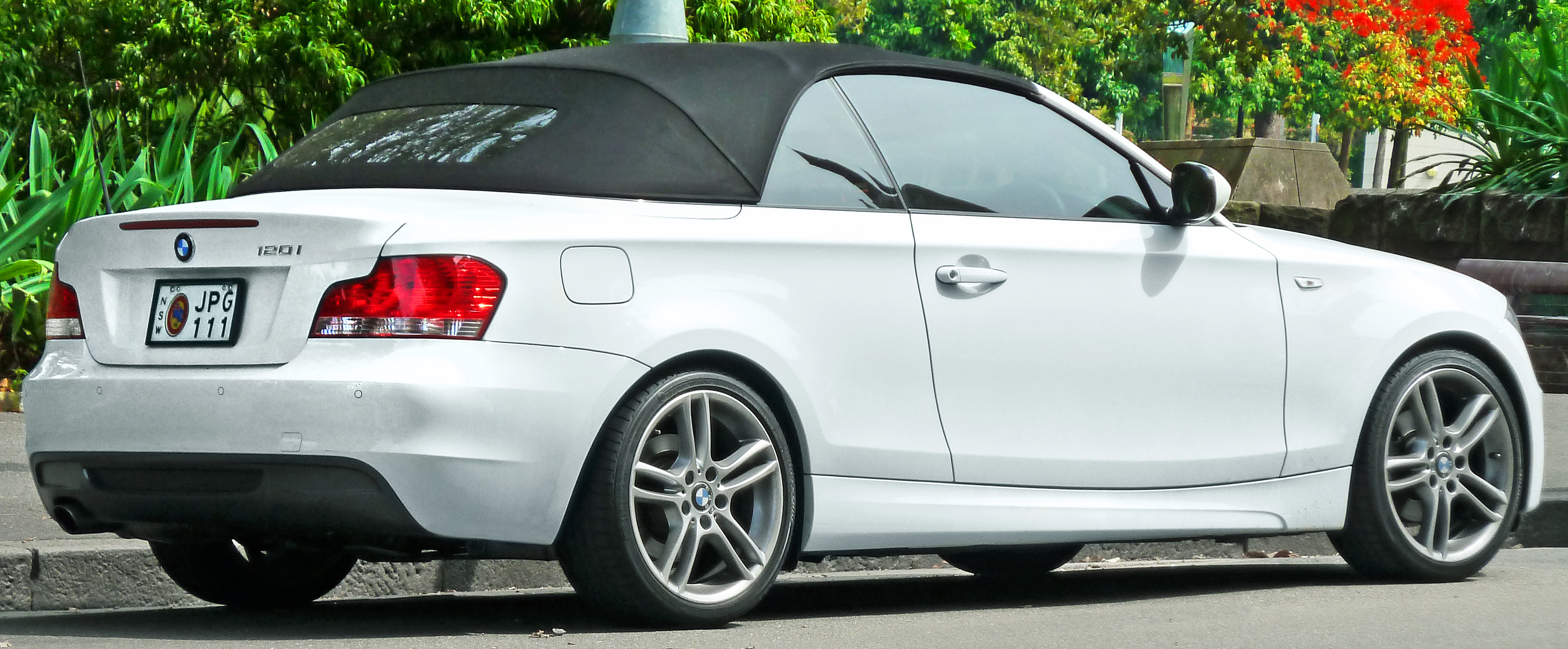2008-2010 BMW 120i (E88) convertible (2011-11-08) 02