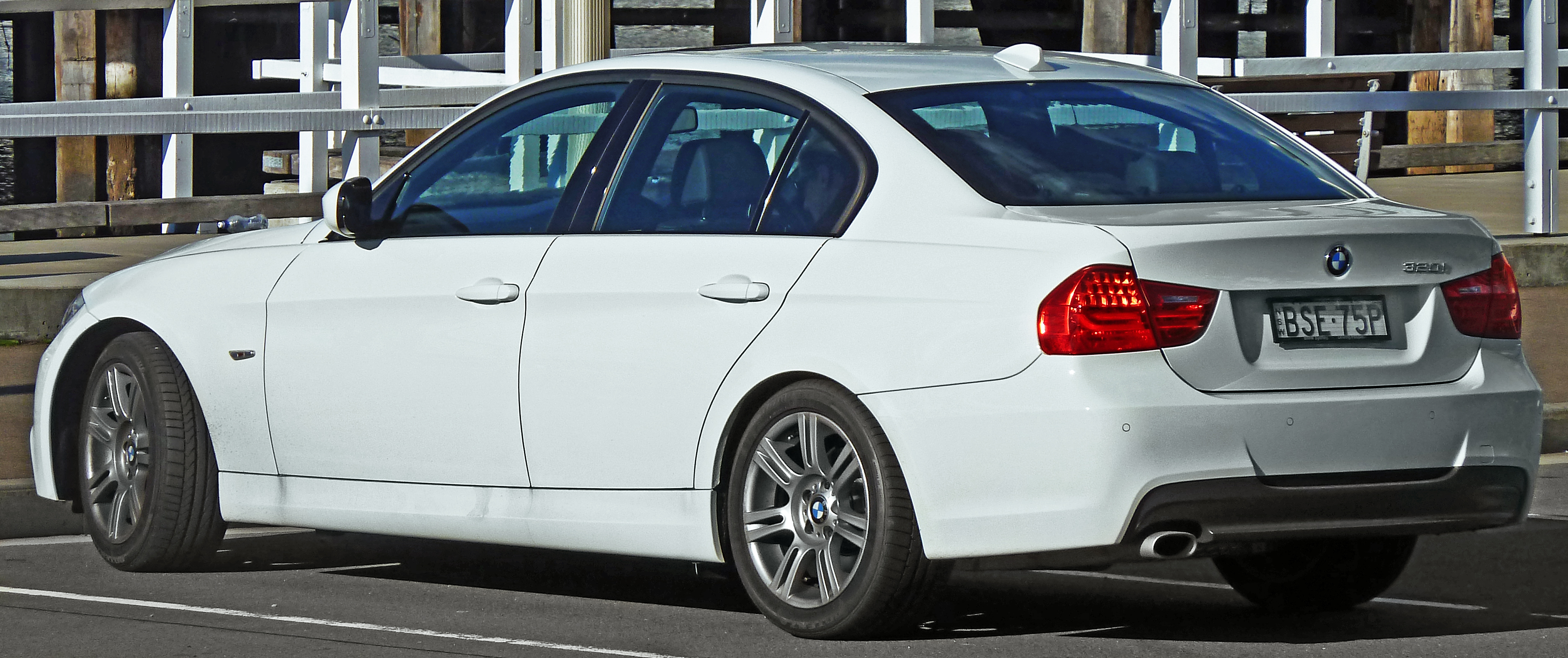 2008-2011 BMW 320i (E90) sedan (2011-03-23)