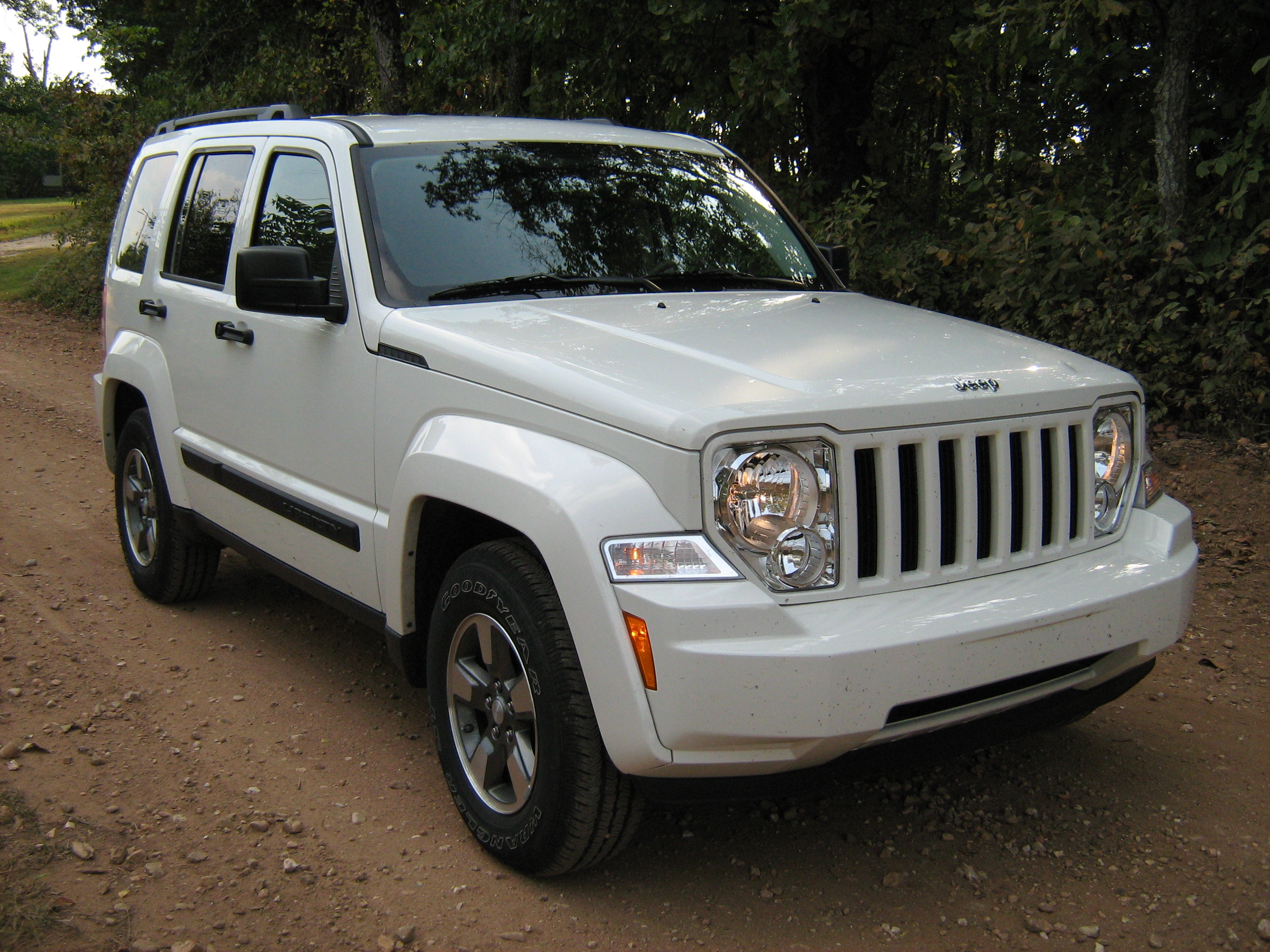 2008 Jeep Liberty KK white-f
