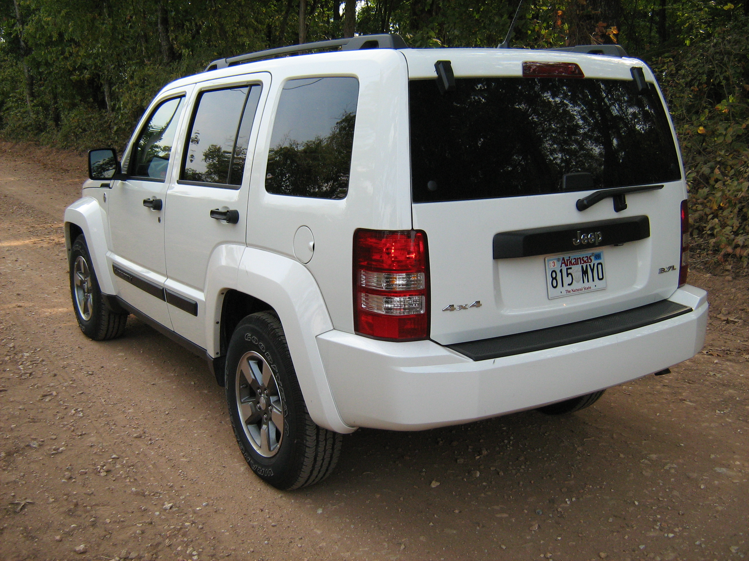2008 Jeep Liberty KK white-r