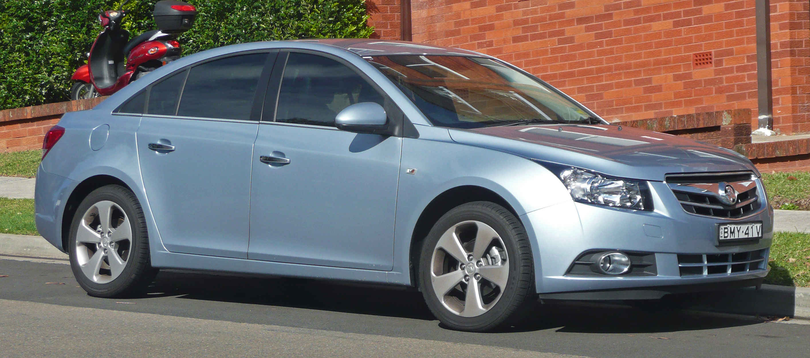 2009-2010 Holden JG Cruze CDX sedan 01