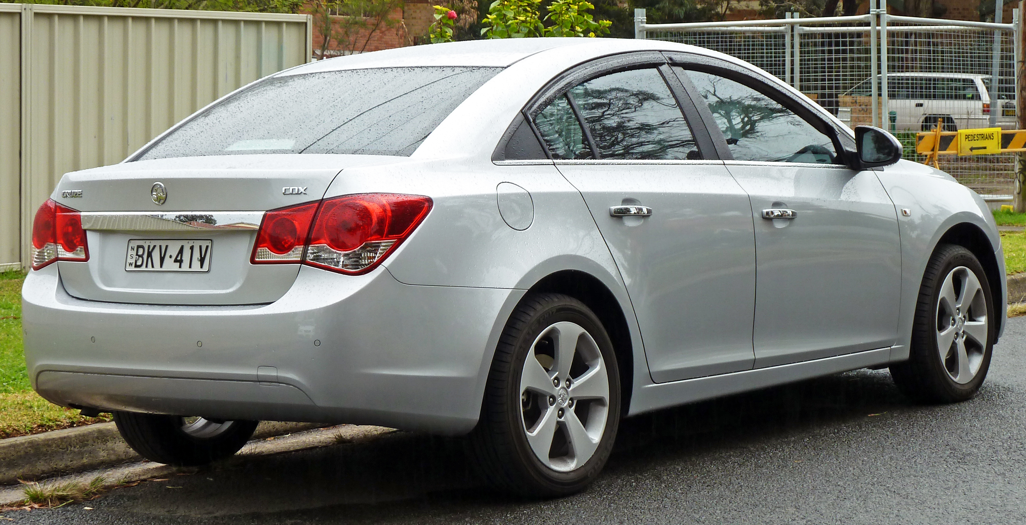 2009-2010 Holden JG Cruze CDX sedan 04