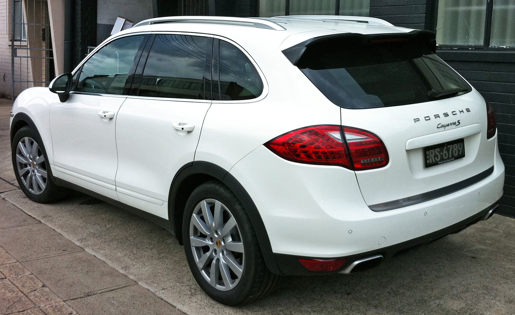 2010-2011 Porsche Cayenne (92A) S wagon (2011-08-03) 02