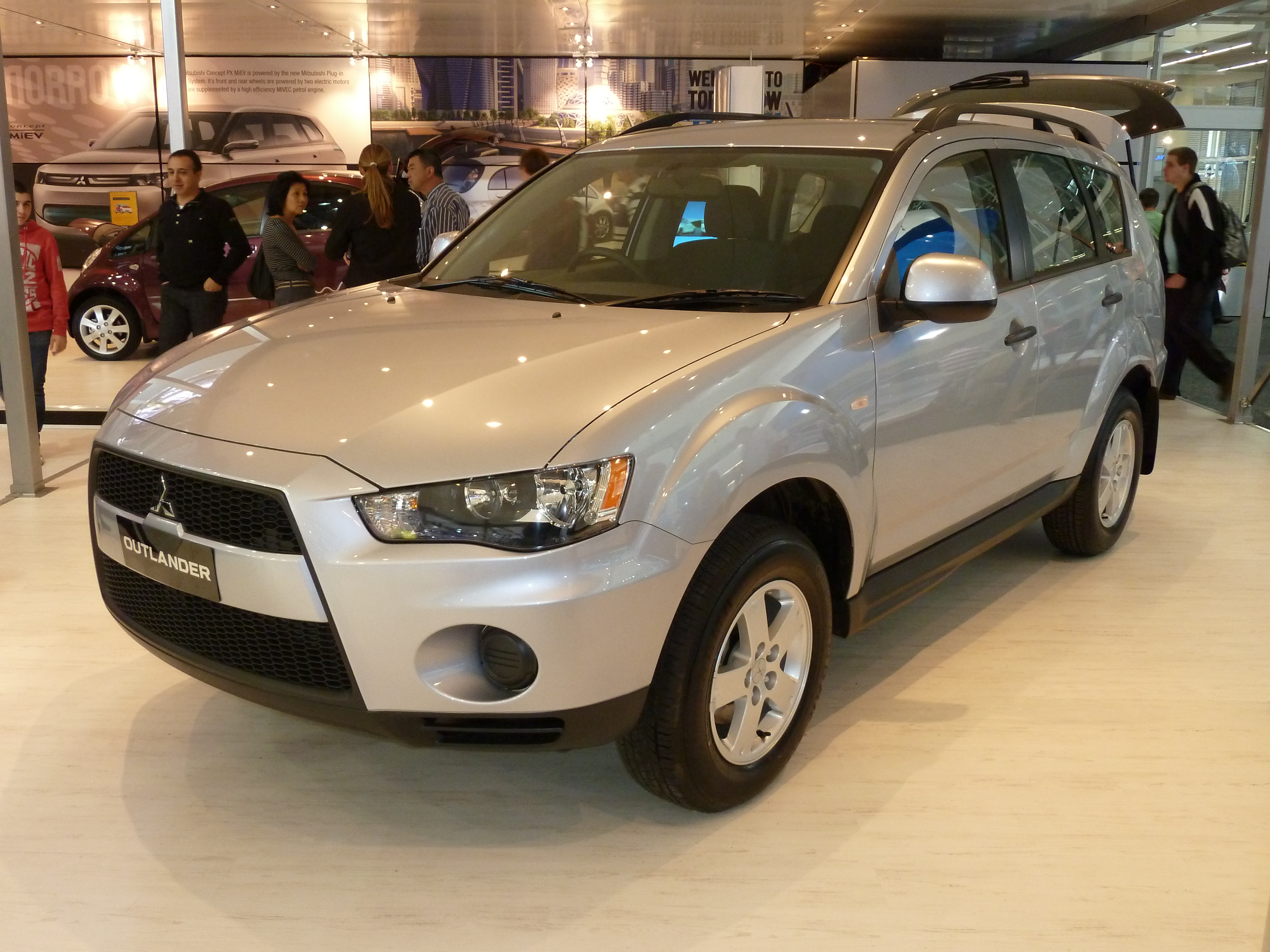 2010 Mitsubishi Outlander (ZH MY11) LS wagon (2010-10-16) 01