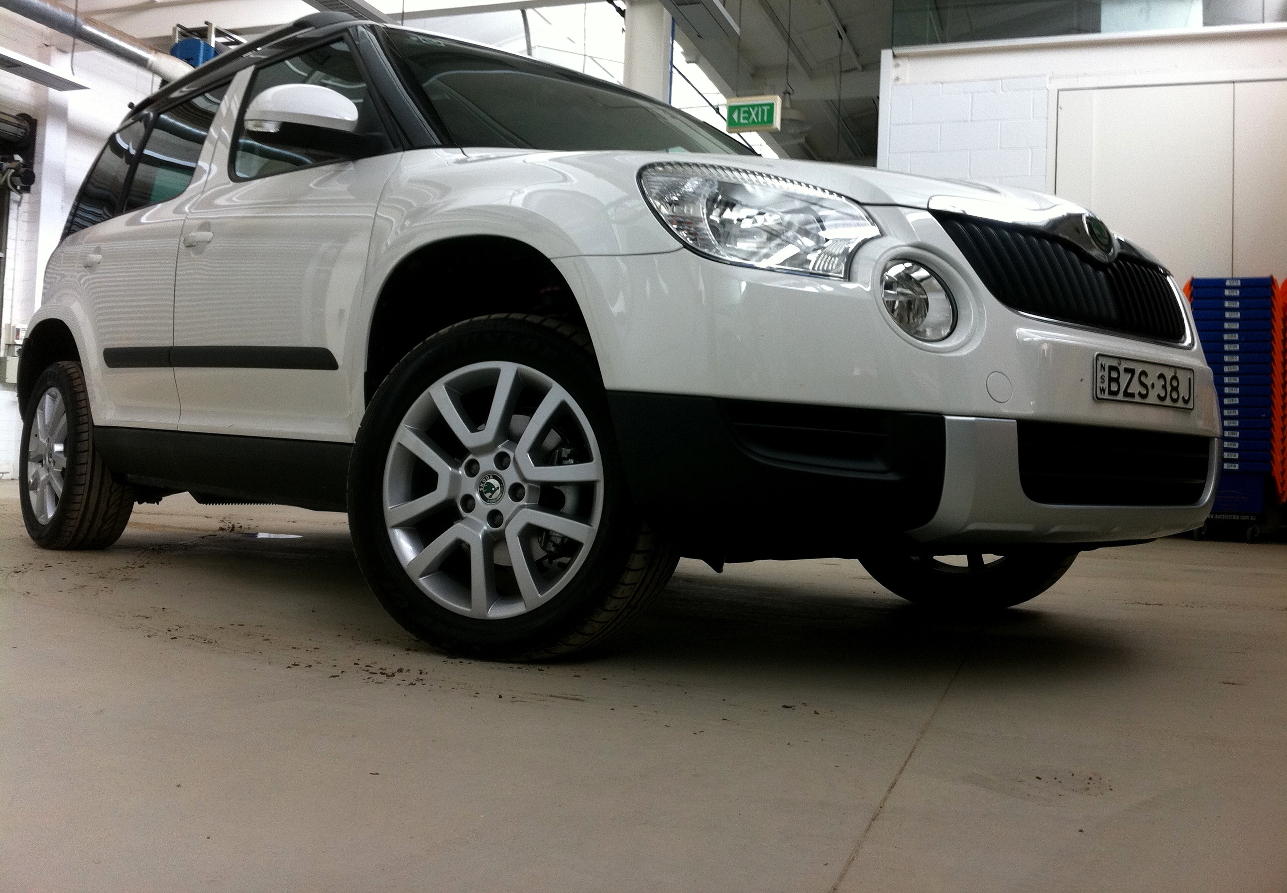 2011 Škoda Yeti (5L) 103TDI wagon (2011-10-05) 02