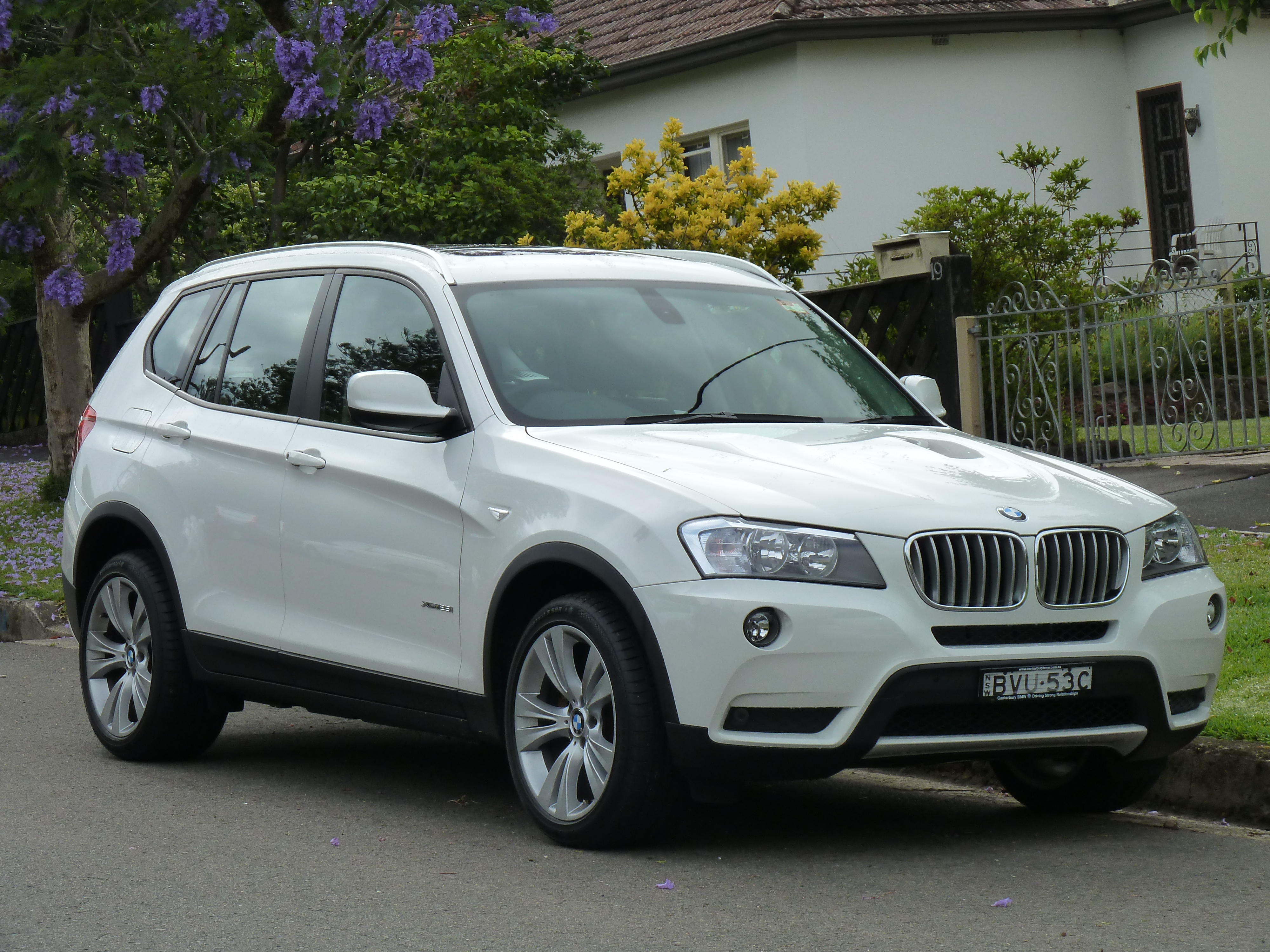 2011 BMW X3 (F25) xDrive28i wagon (2011-11-18) 01