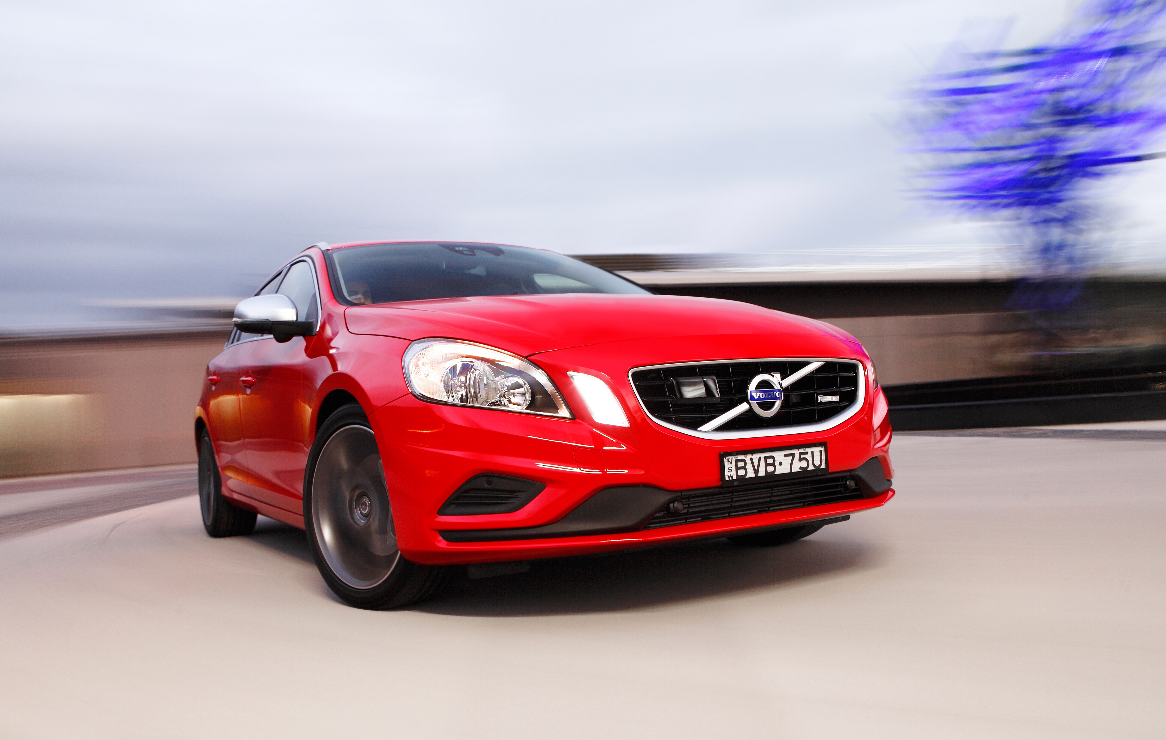 2011 Volvo V60 T6 R-Design station wagon (2011-03-03)