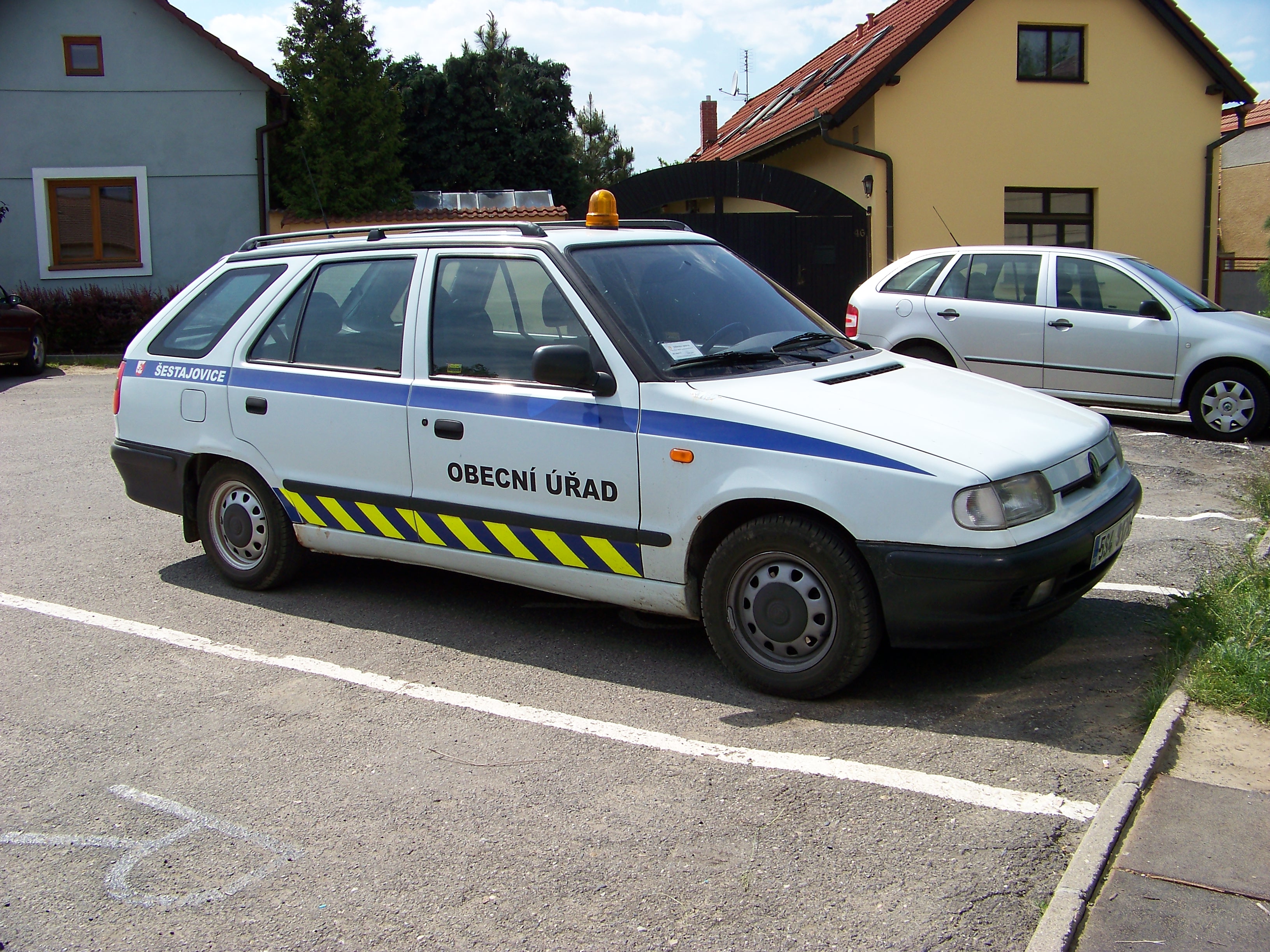 Šestajovice, Husova, auto obecního úřadu (01)