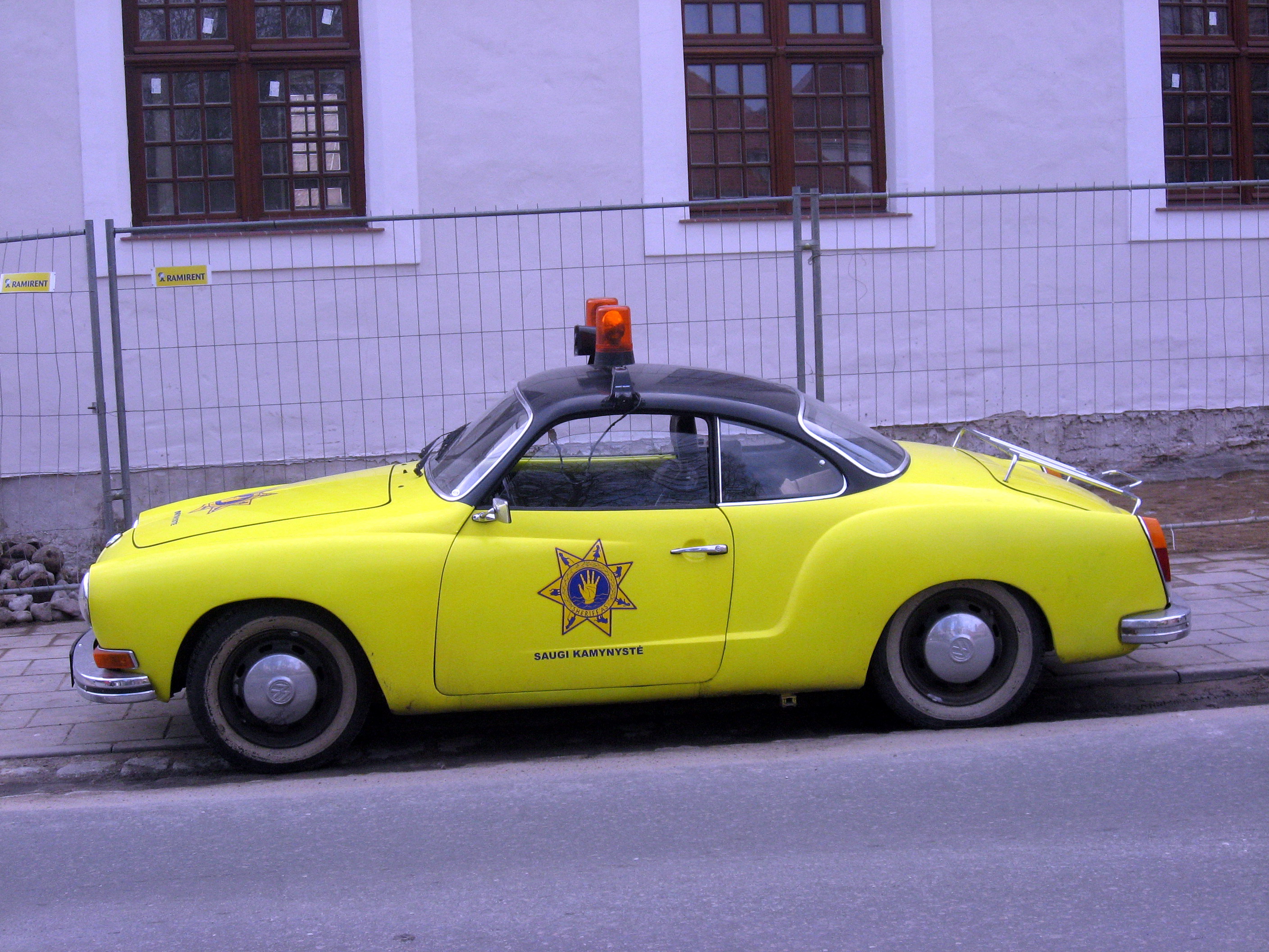 Žlutý automobil