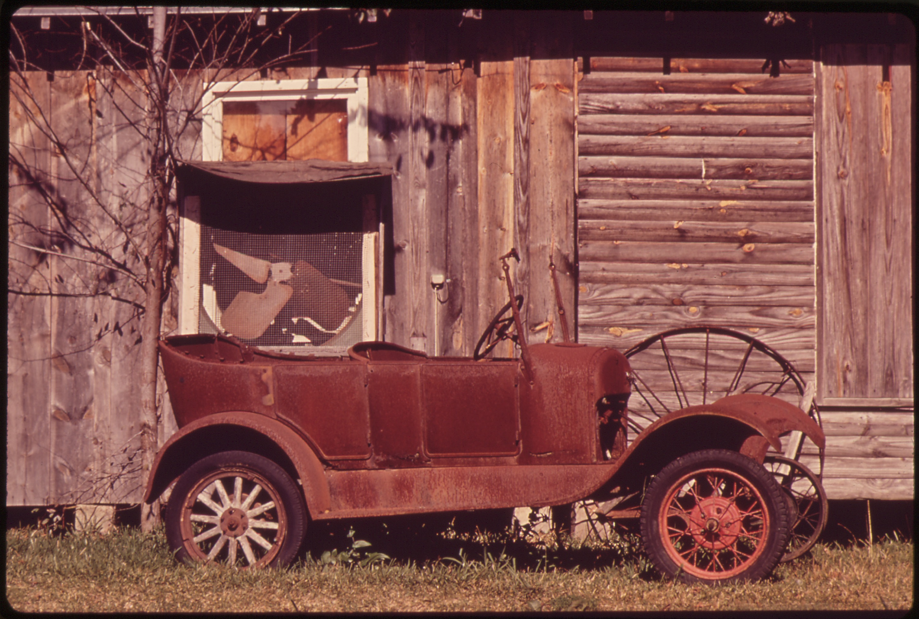 ABANDONED AUTO - NARA - 546230