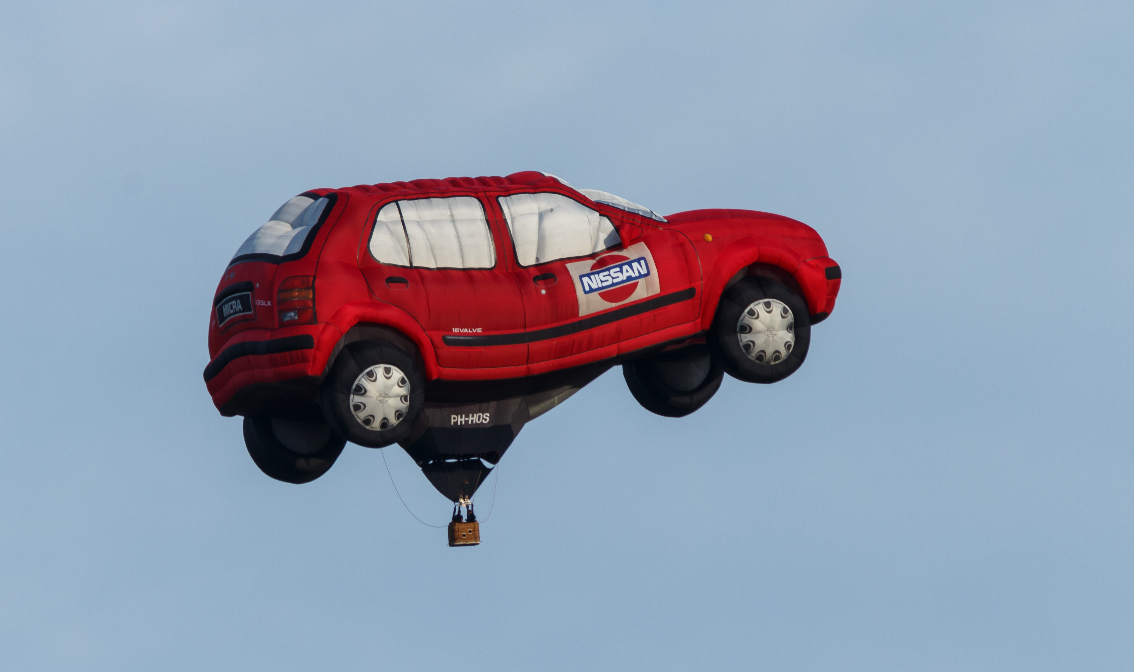 Ballon PH-HOS van Nissan op de Jaarlijkse Friese ballonfeesten in Joure 01