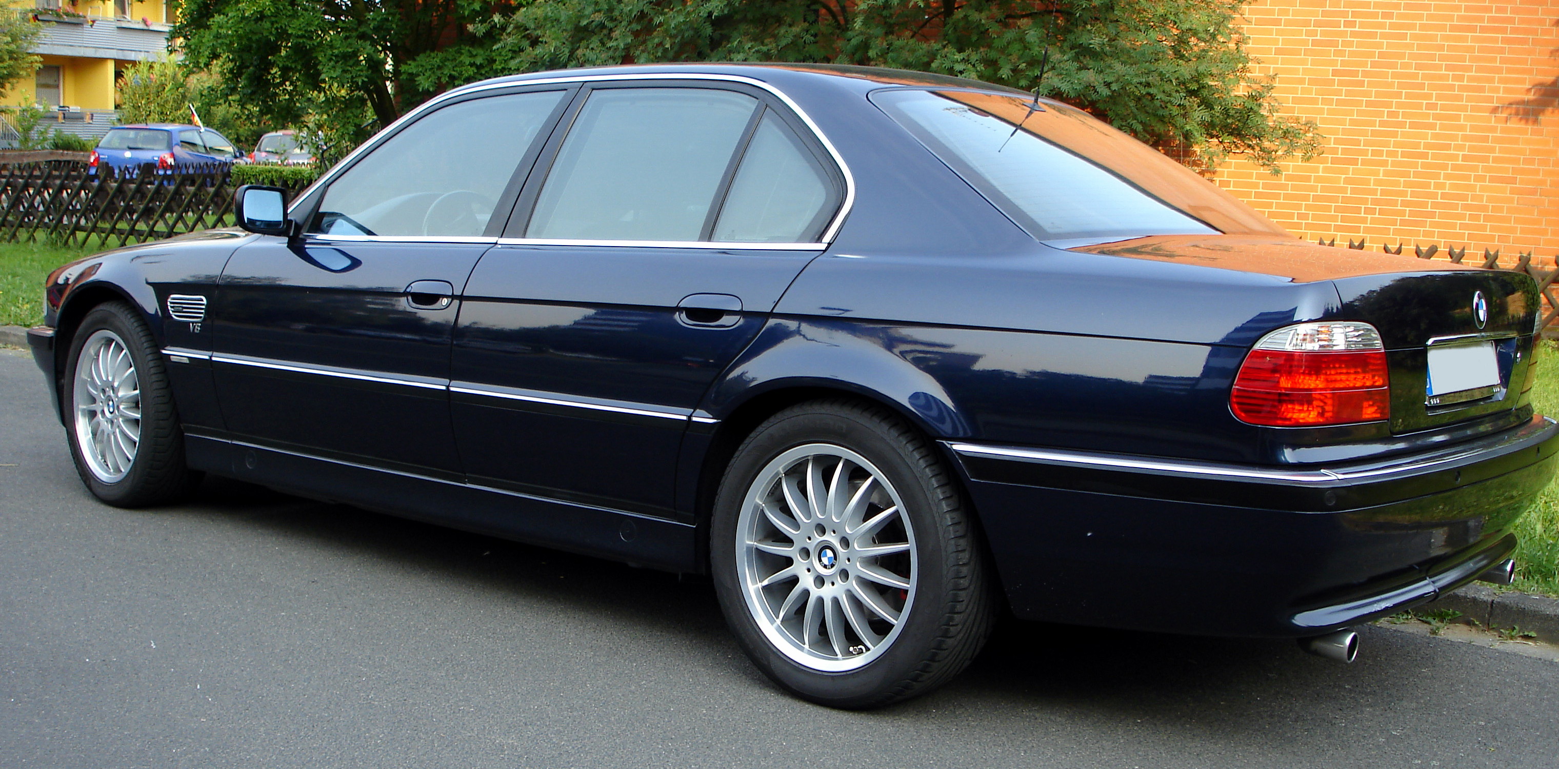 BMW 740 V8 E38 side rear
