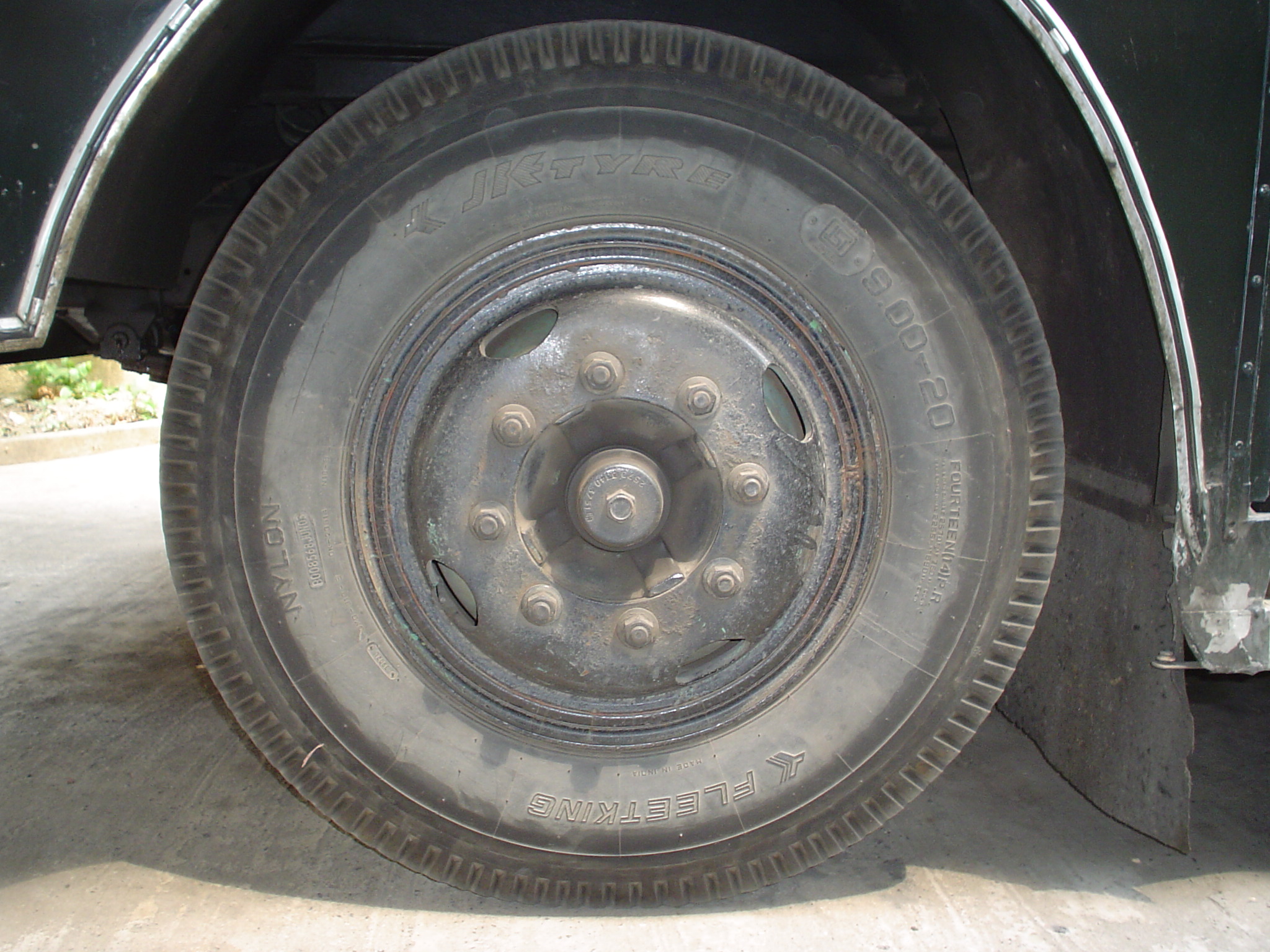 Bus Front Wheel - Kolkata 2006-03-22 04011