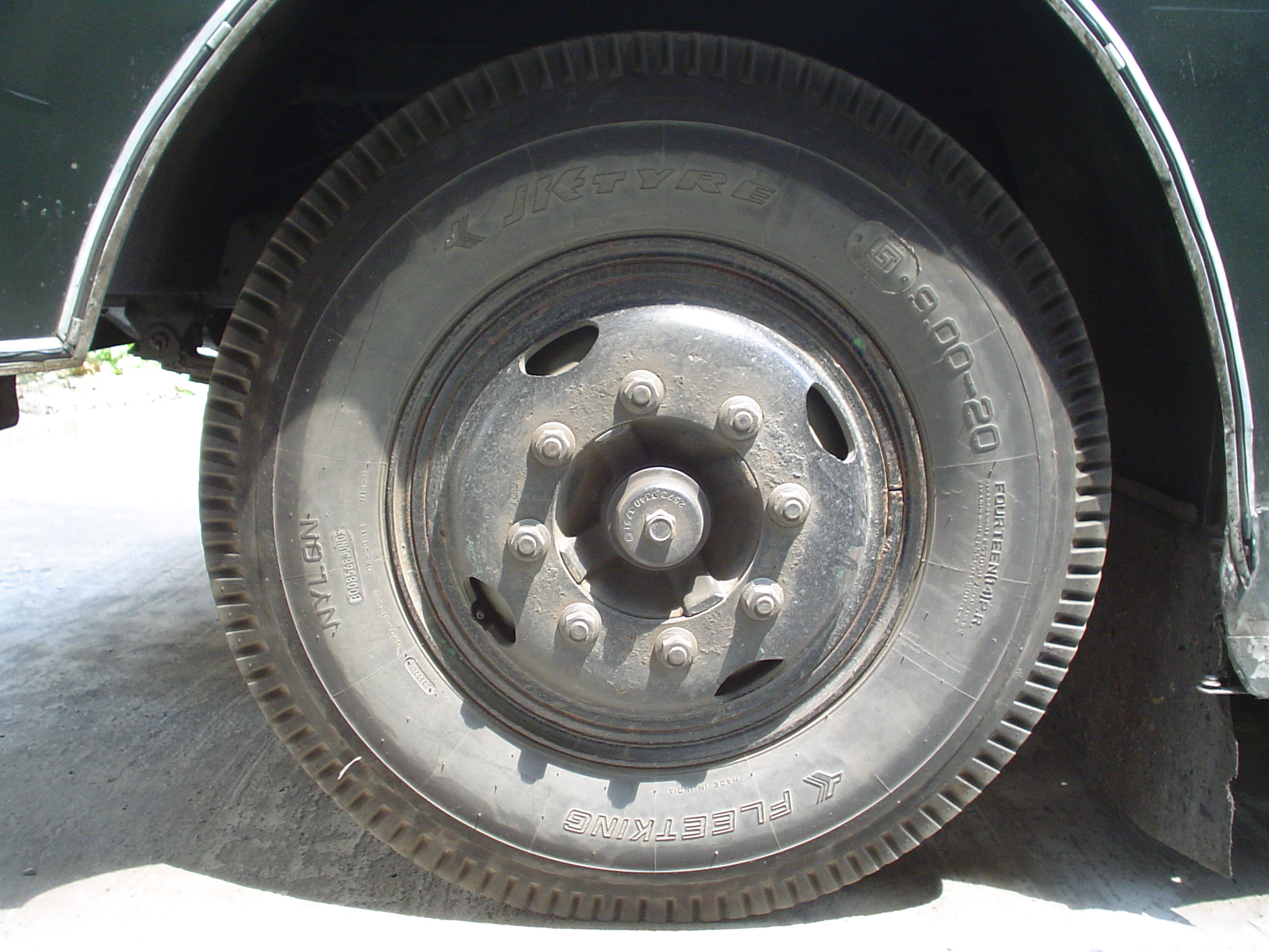 Bus Front Wheel - Kolkata 2006-03-22 04015