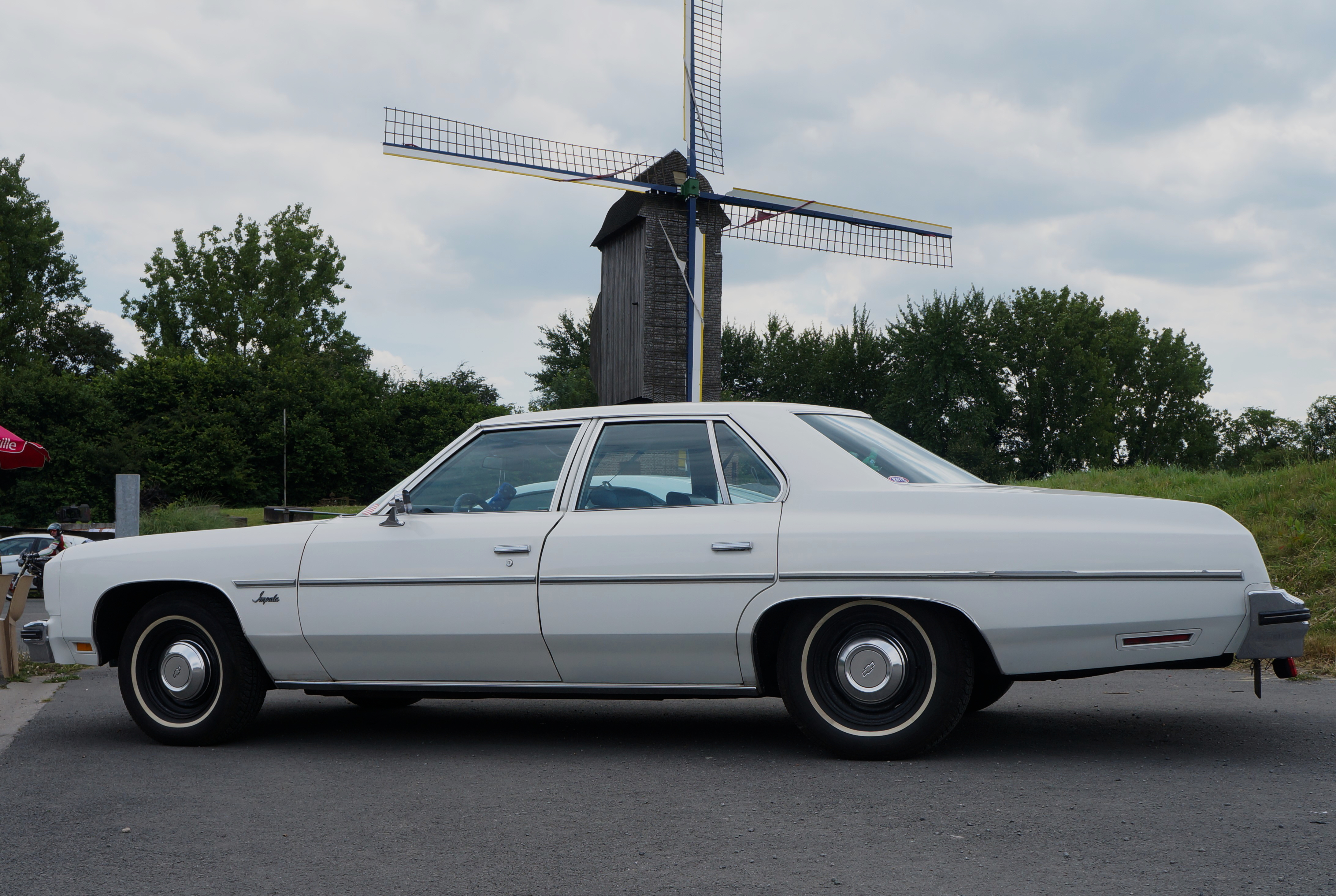 Chevrolet impala profil gauche