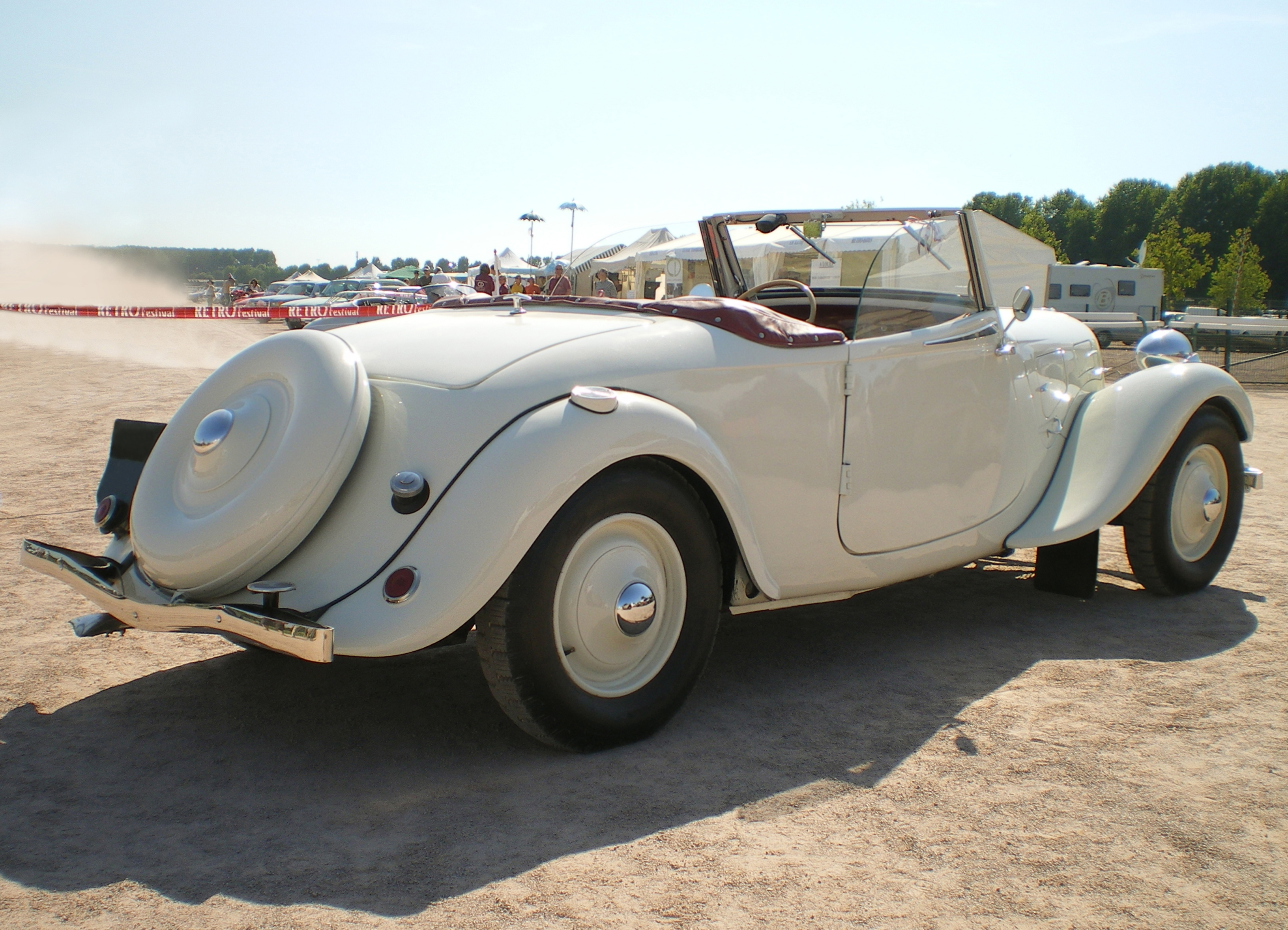 Citroen-Traction-cabriolet-blanc-ar