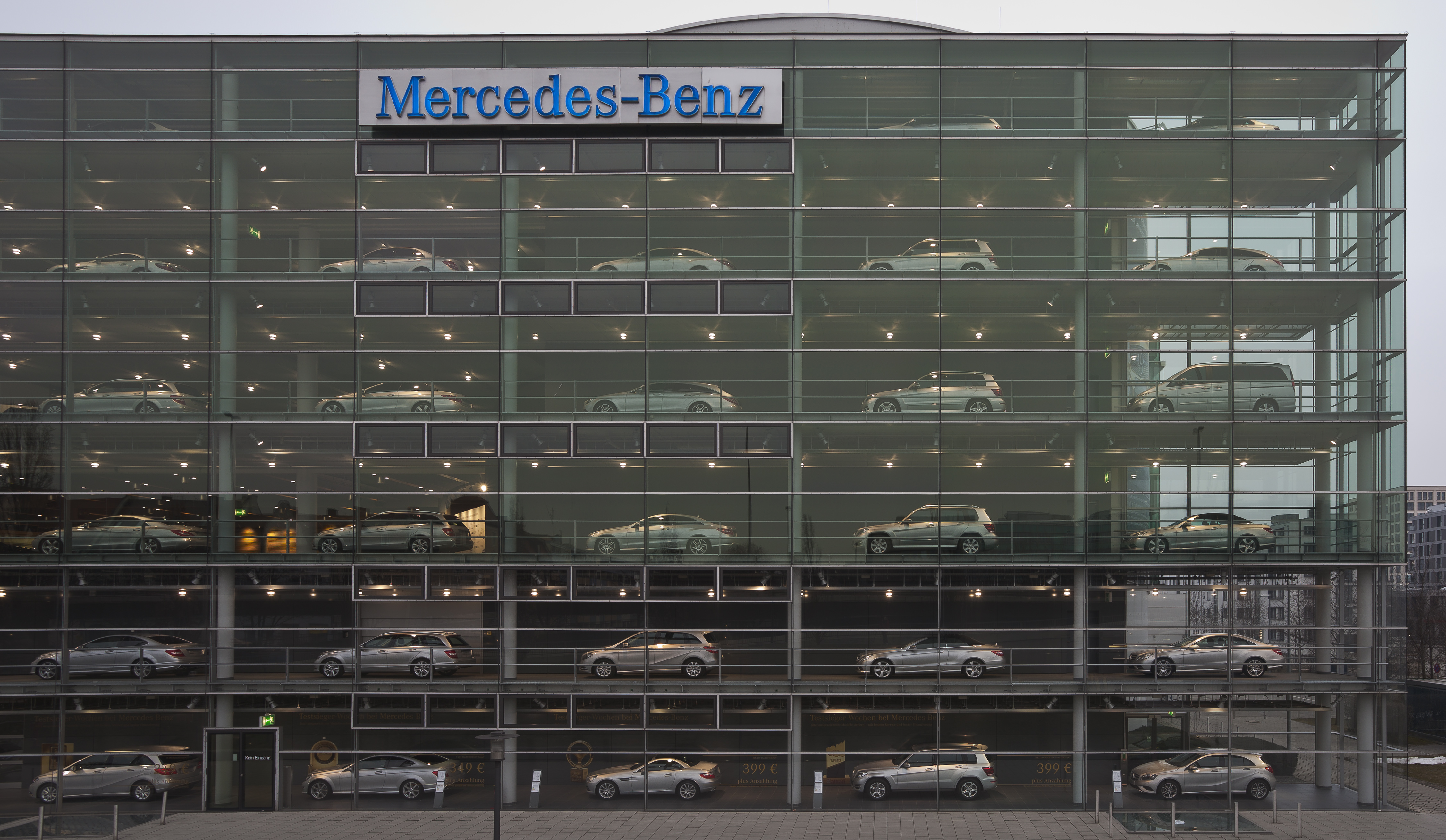Concesionario de Mercedes-Benz, Múnich, Alemania, 2013-03-30, DD 02