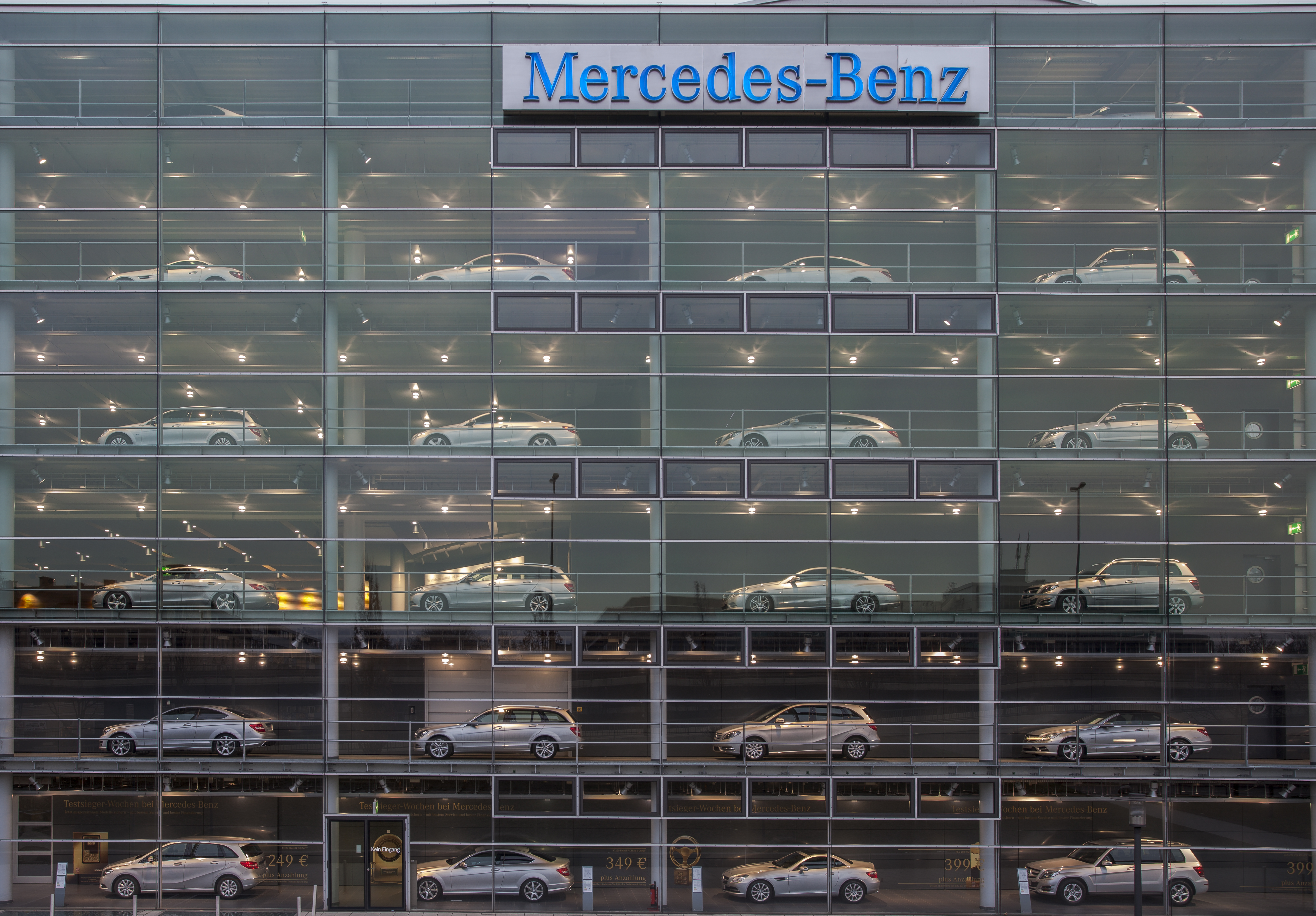 Concesionario de Mercedes-Benz, Múnich, Alemania, 2013-03-30, DD 06