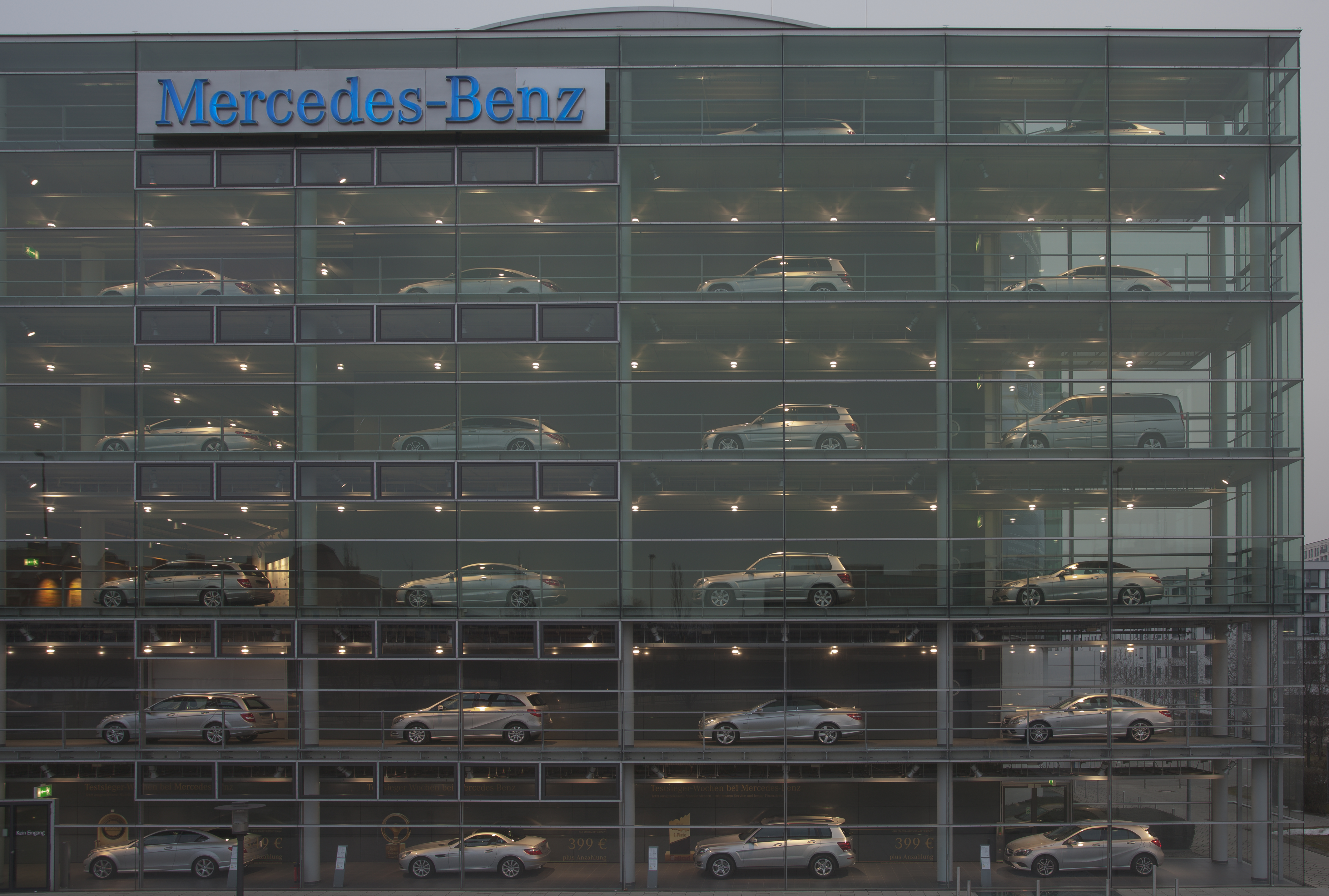 Concesionario de Mercedes-Benz, Múnich, Alemania, 2013-03-30, DD 07