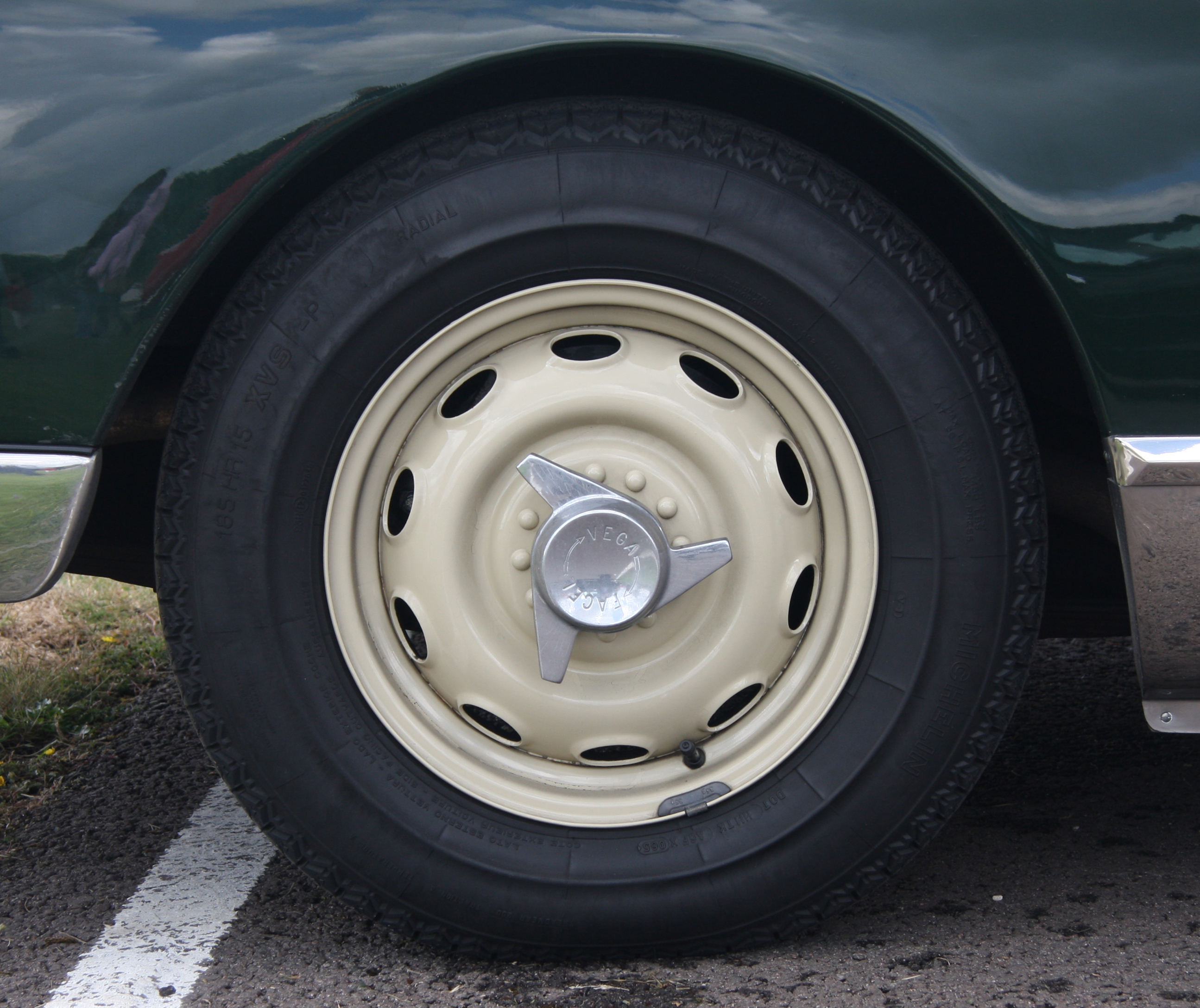 Facel Vega HK500 wheel - Flickr - exfordy