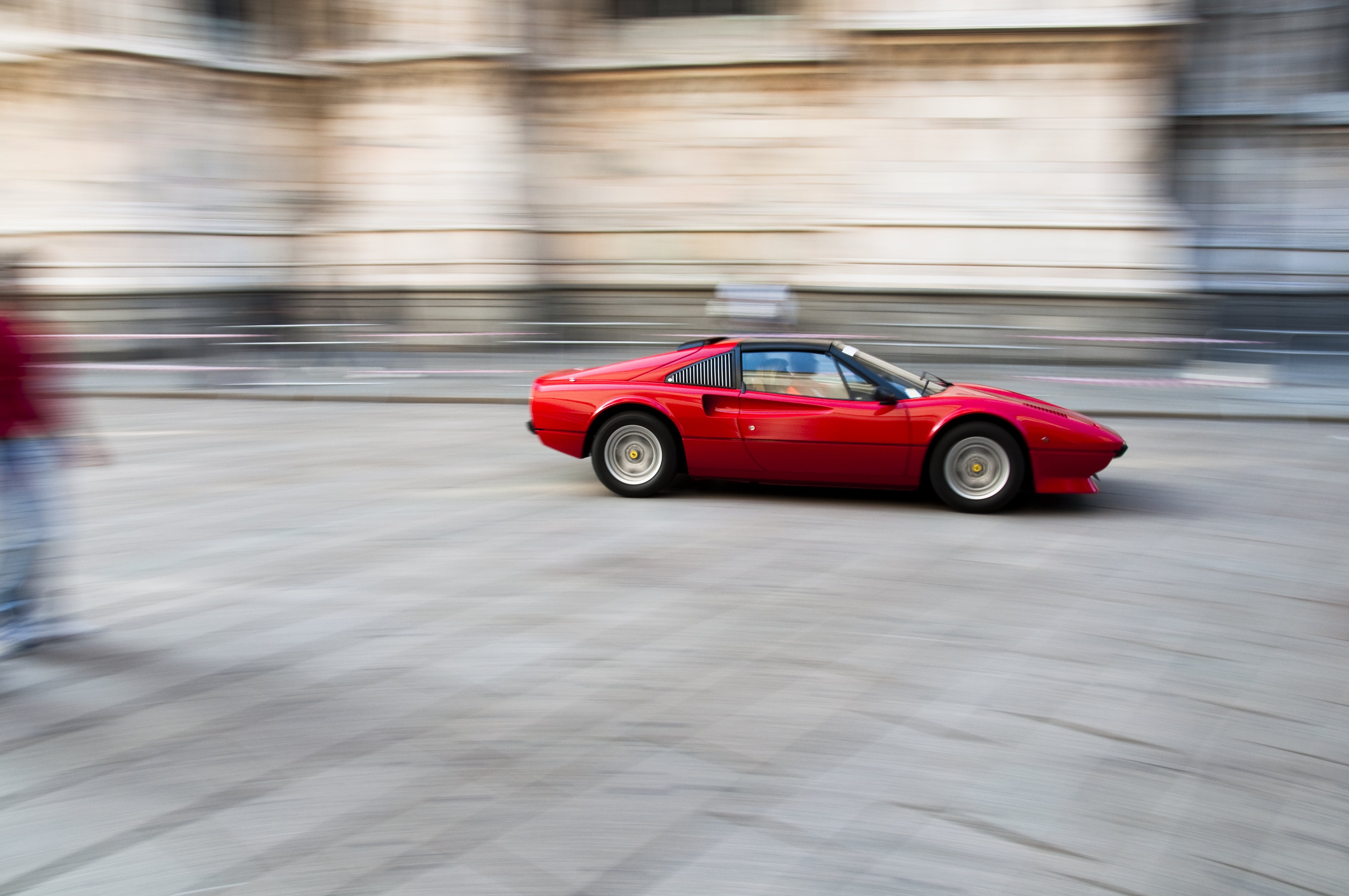 Ferrari speeding @ Piazza Duomo