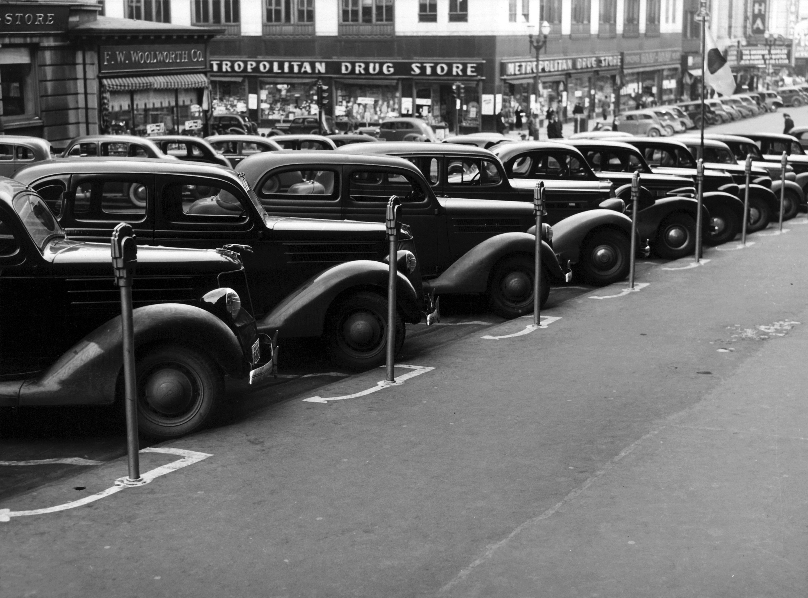 Flickr - …trialsanderrors - John Vachon, Cars parked diagonally along parking meters, Omaha, Nebraska, 1938