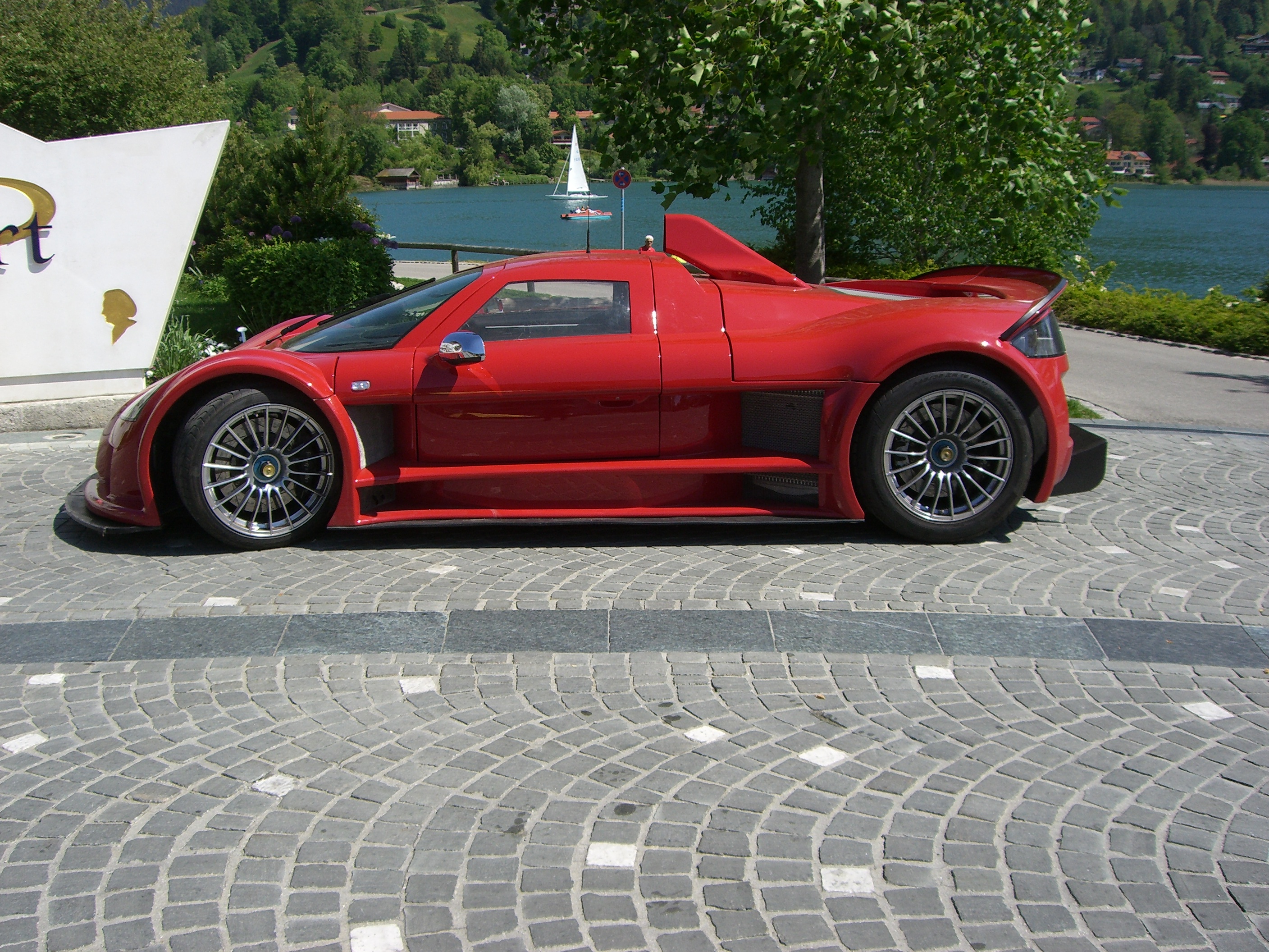 Gumpert Apollo 4