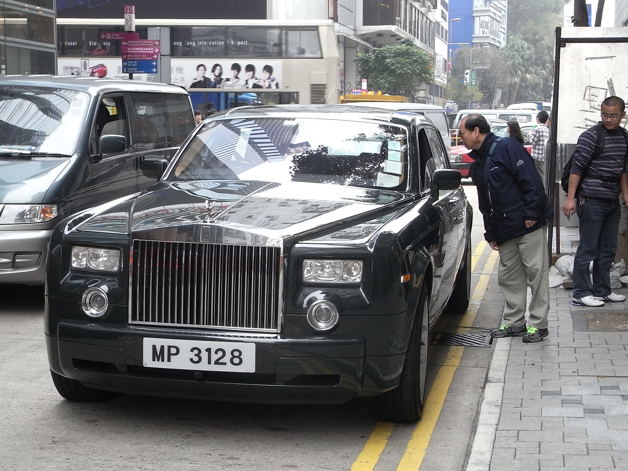 HK TST Middle Road near Seibu Rolls-Royce front