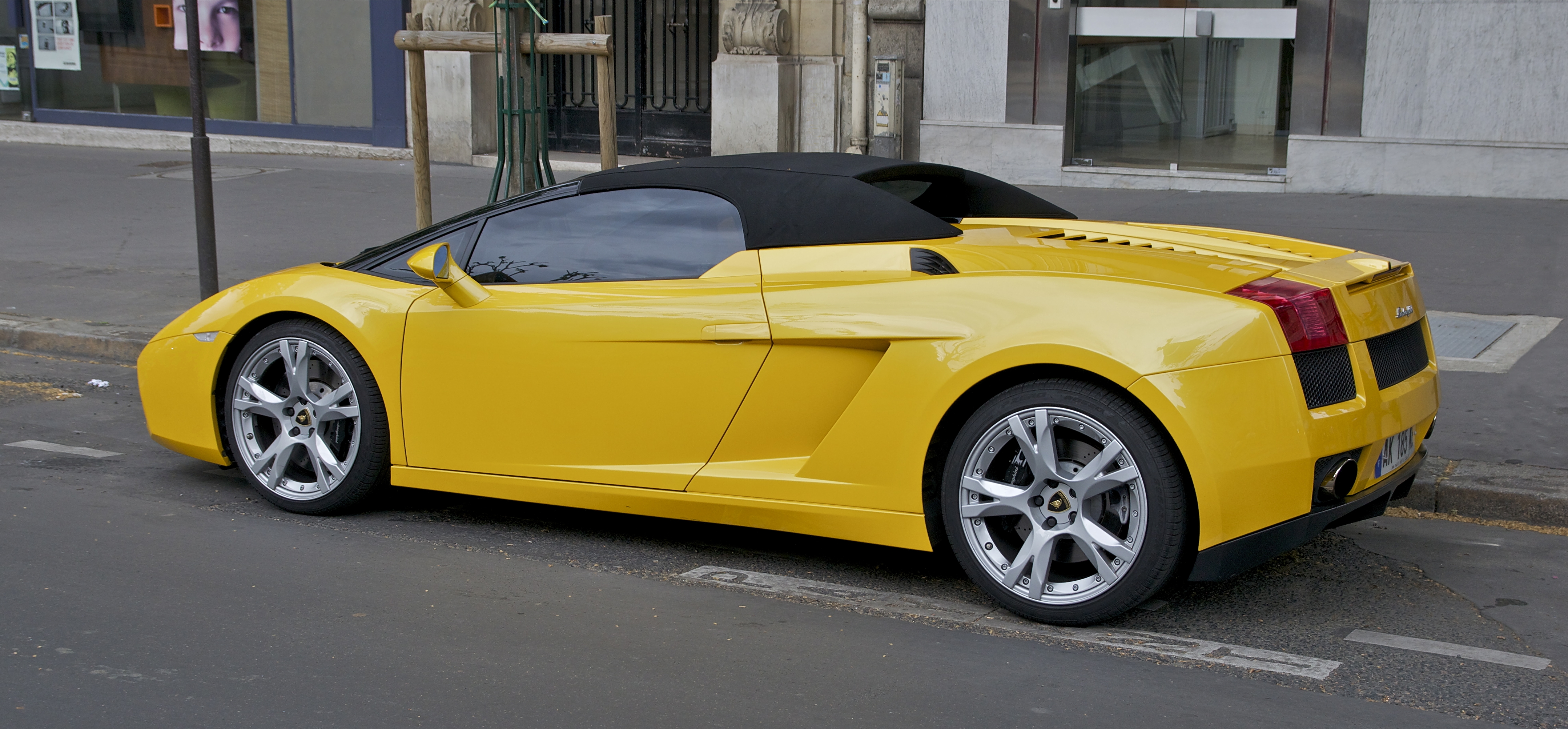 Lamborghini jaune Paris