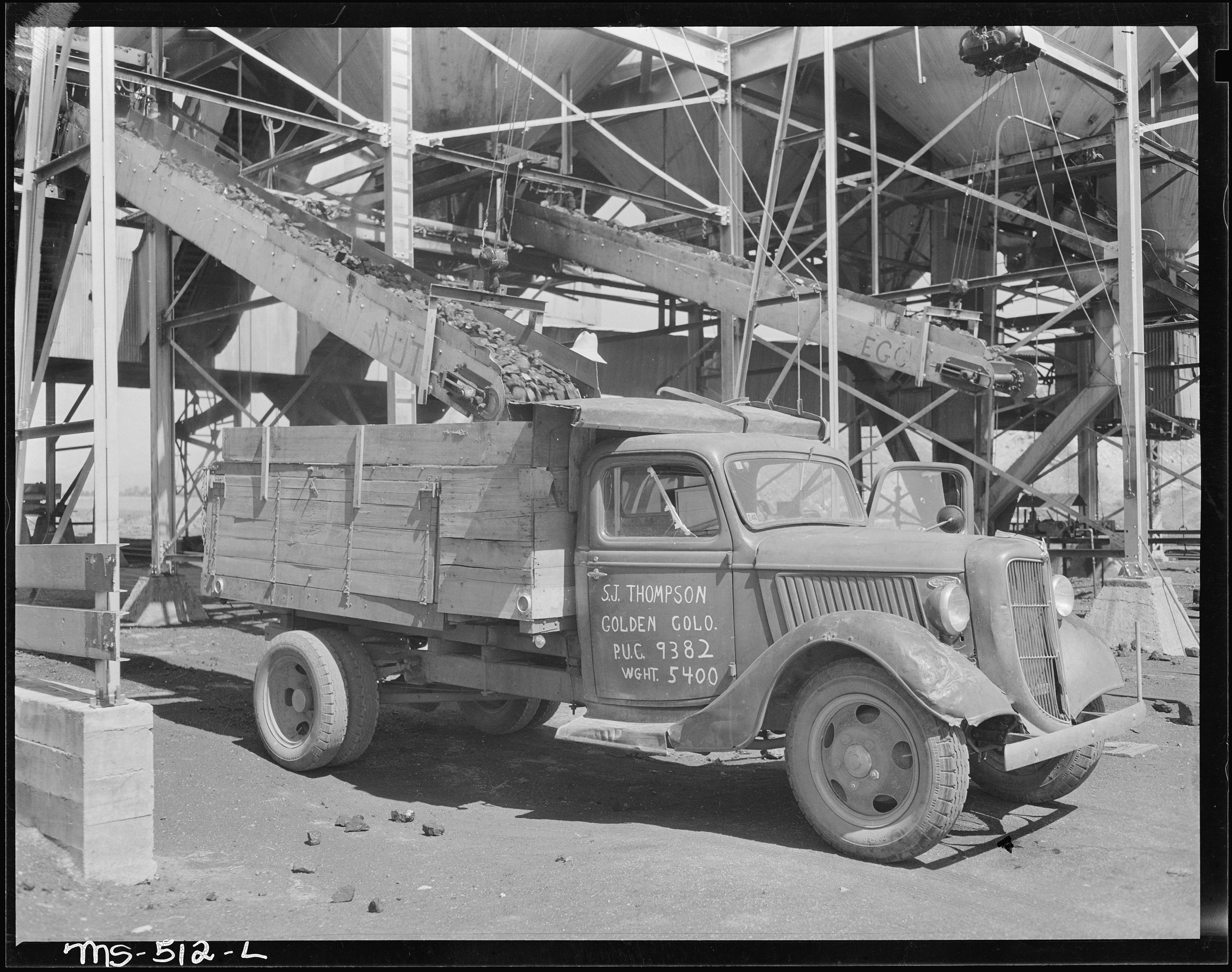 Loading coal into rancher's truck at the mine. Boulder Valley Coal Company, Centennial Mine, Louisville, Boulder... - NARA - 540459