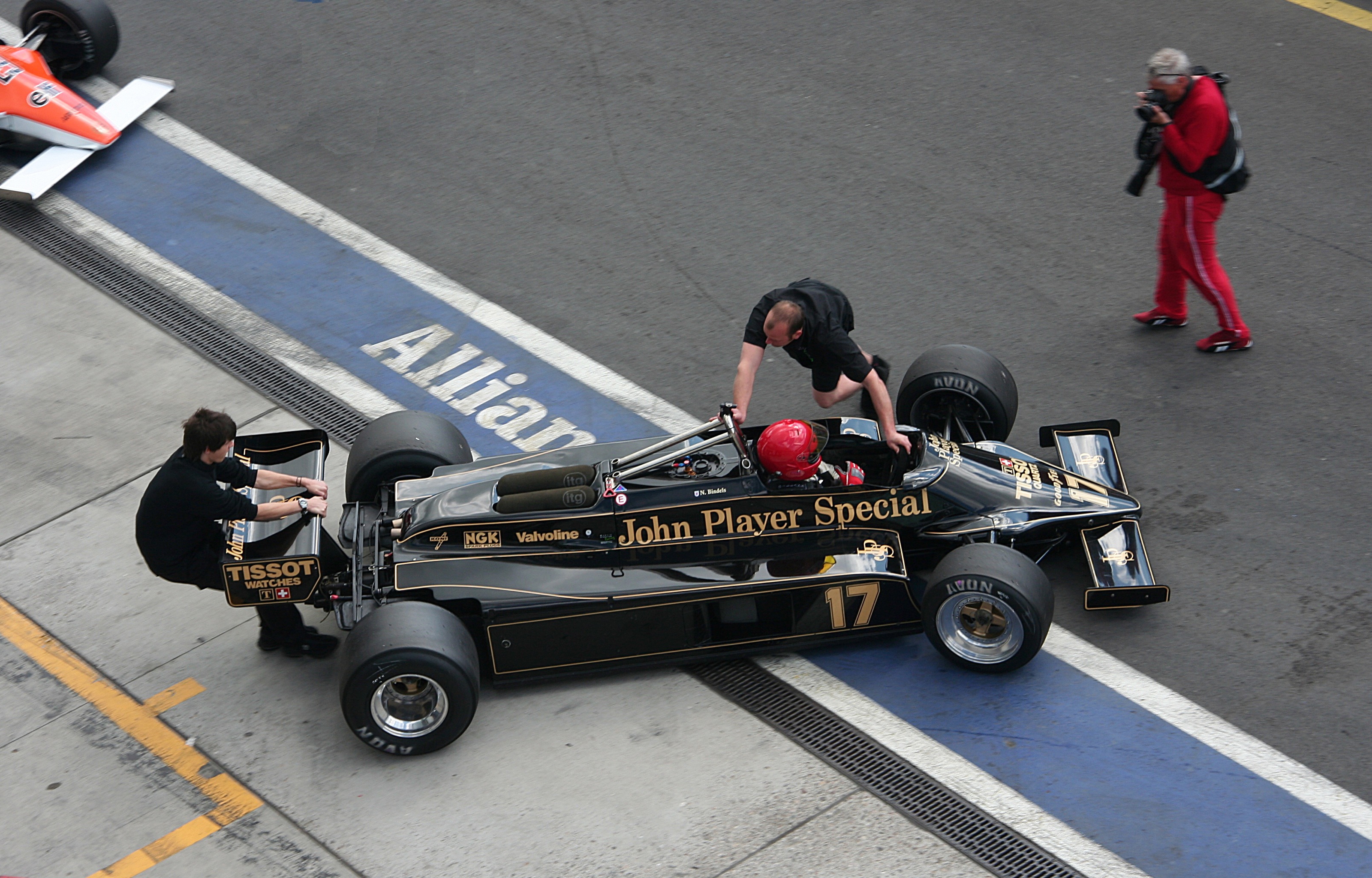 Lotus 87B-3 in der Boxengasse (2007-06-17)