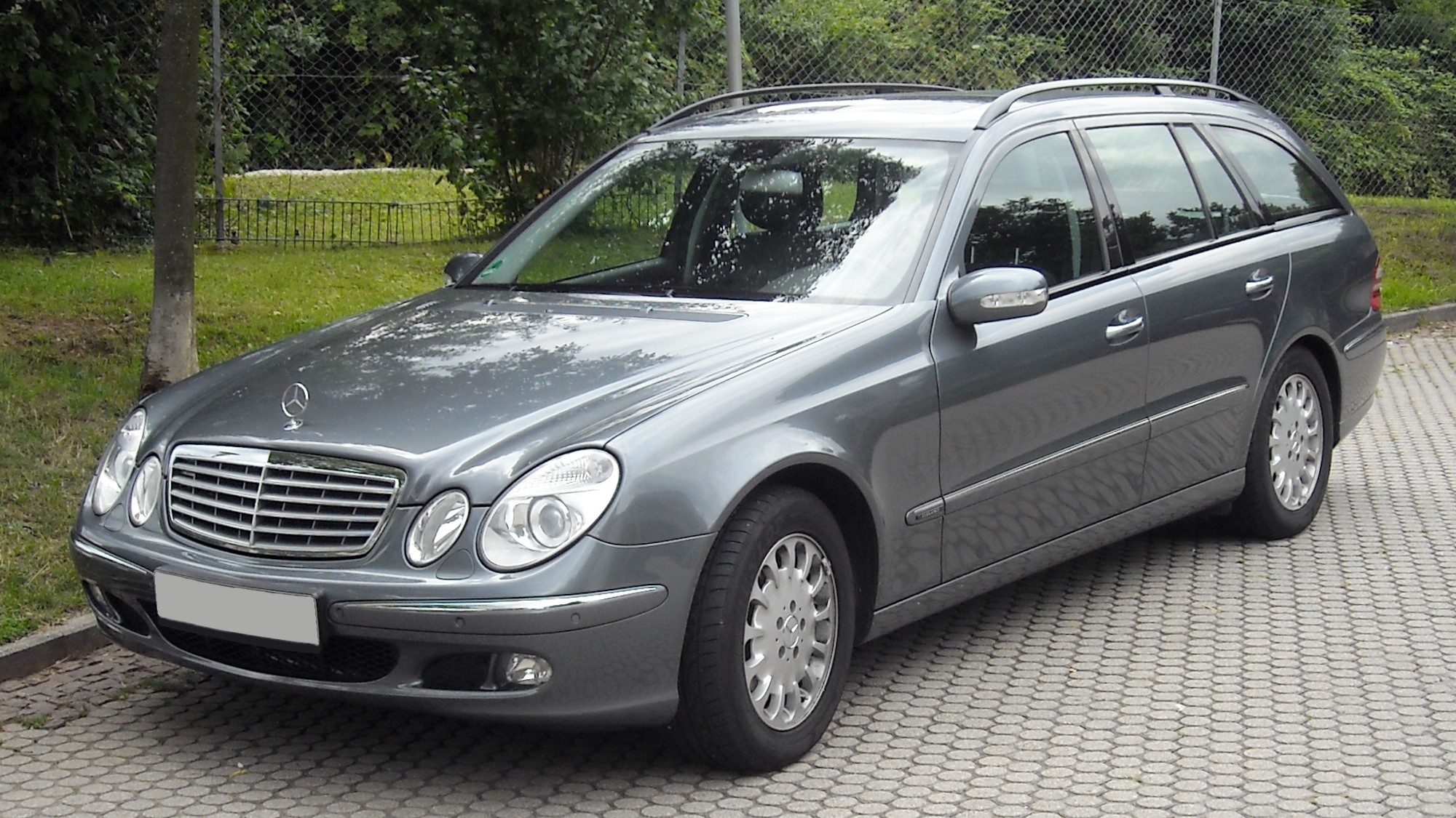 Mercedes-Benz S211 front 20090710