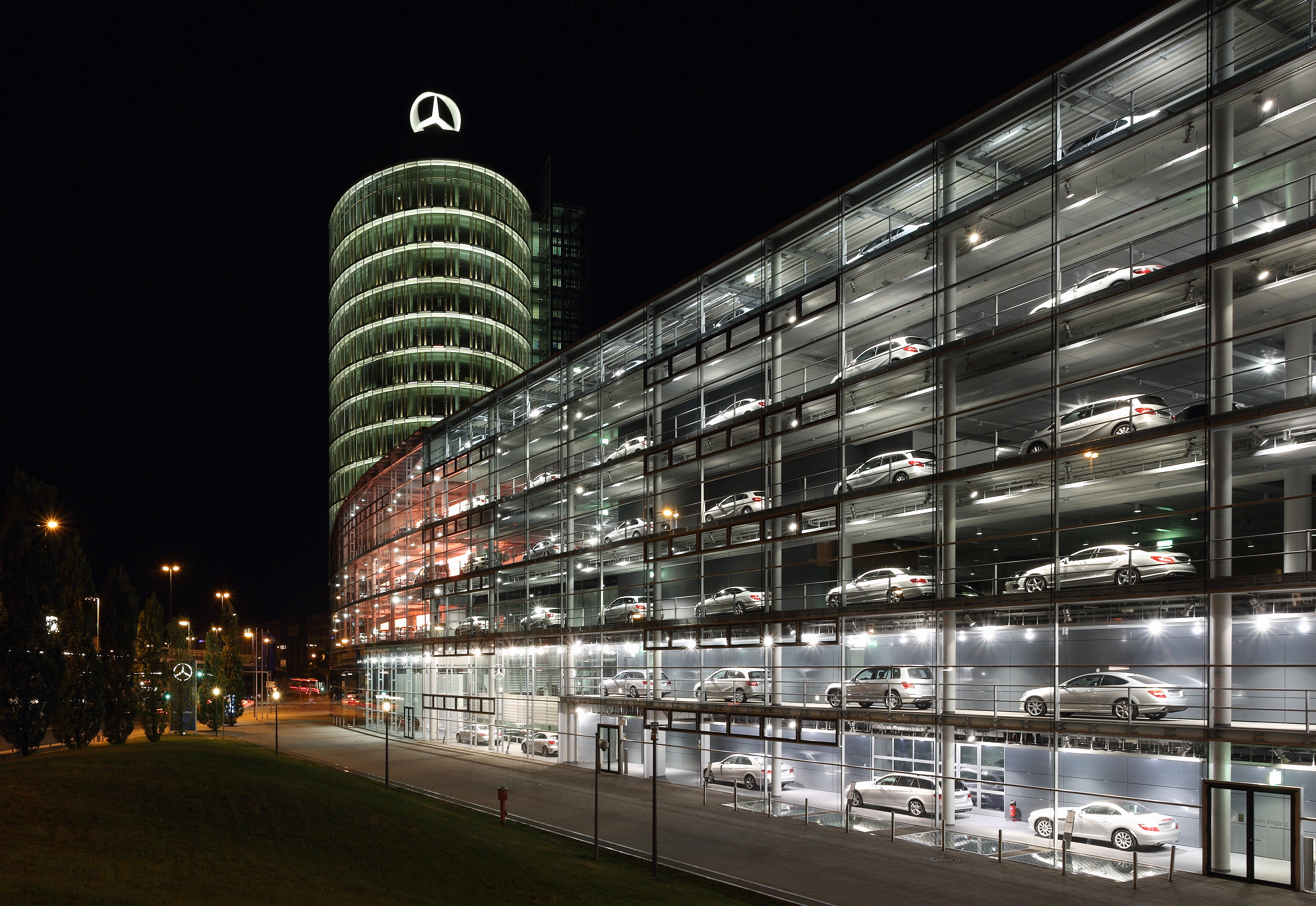 Mercedes-Benz Showroom 2