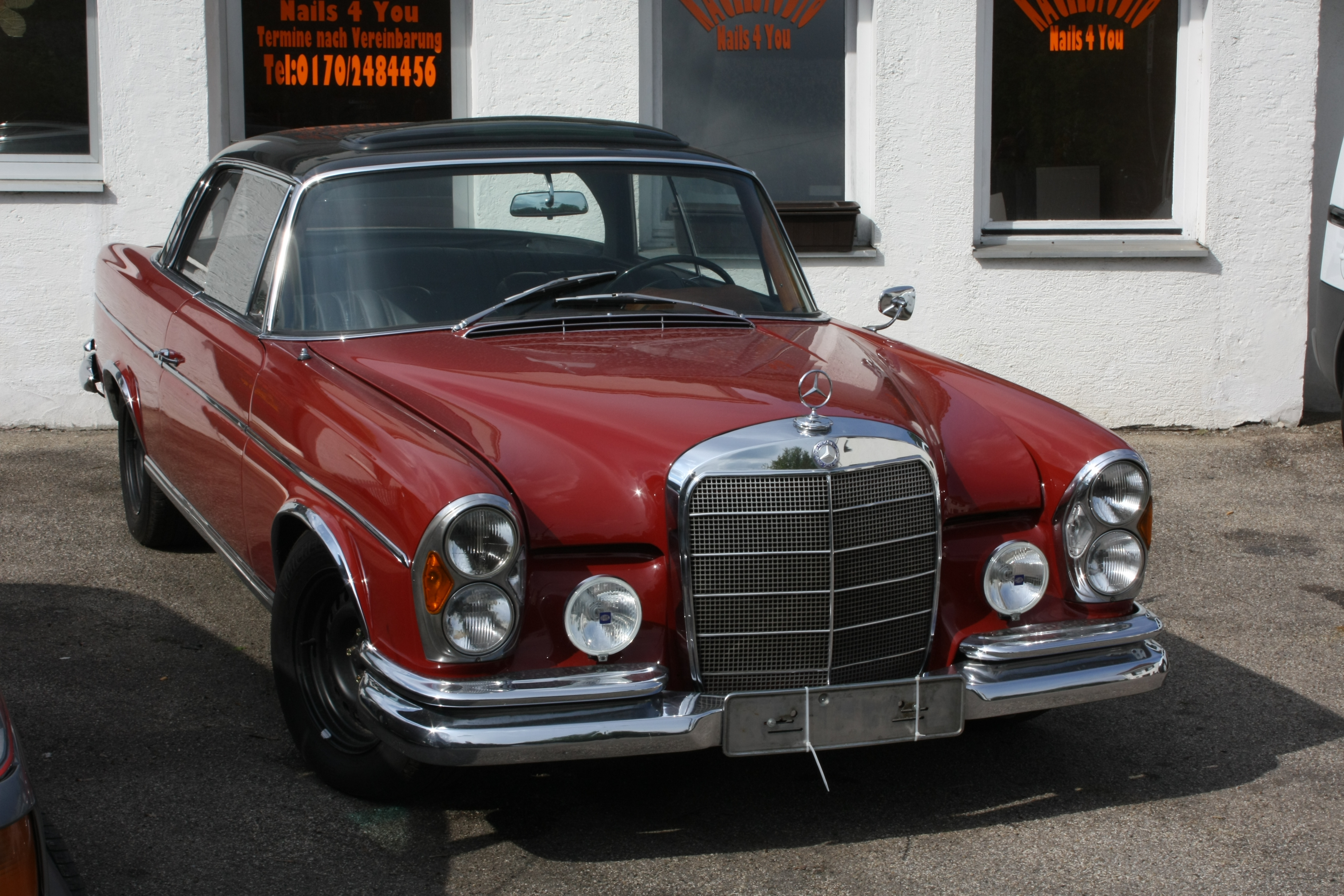 Mercedes Benz W111 220SE Front