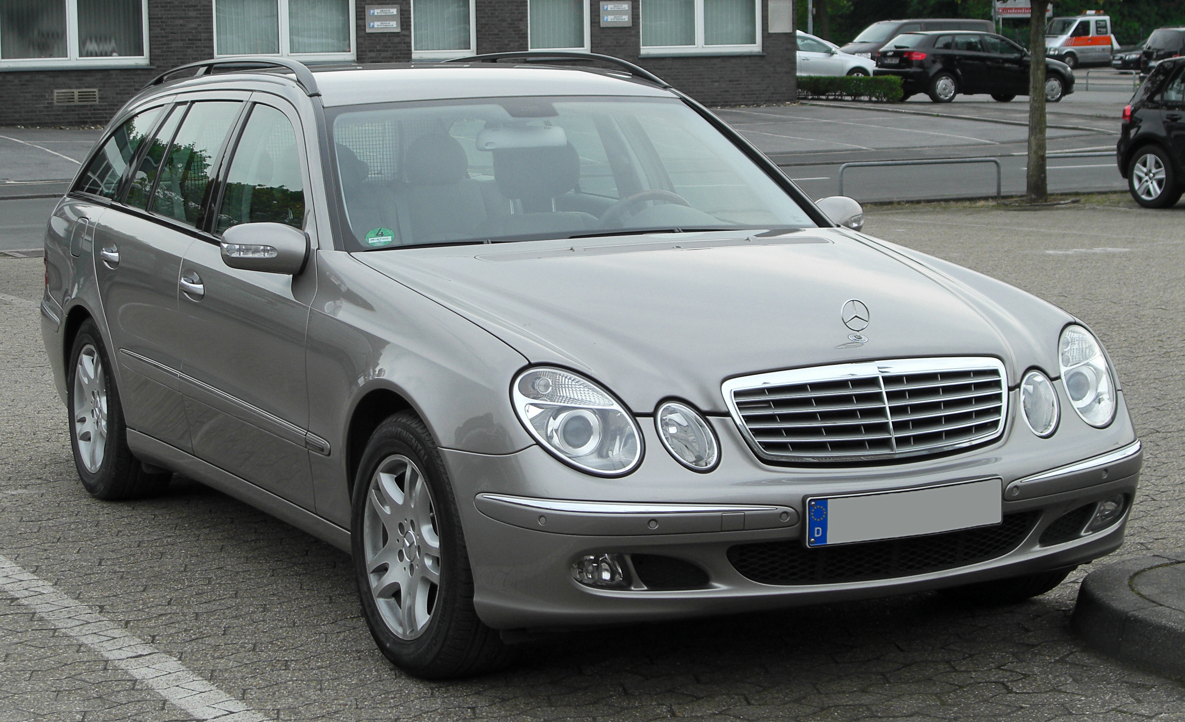 Mercedes E-Klasse T-Modell Elegance (S211) front 20100515