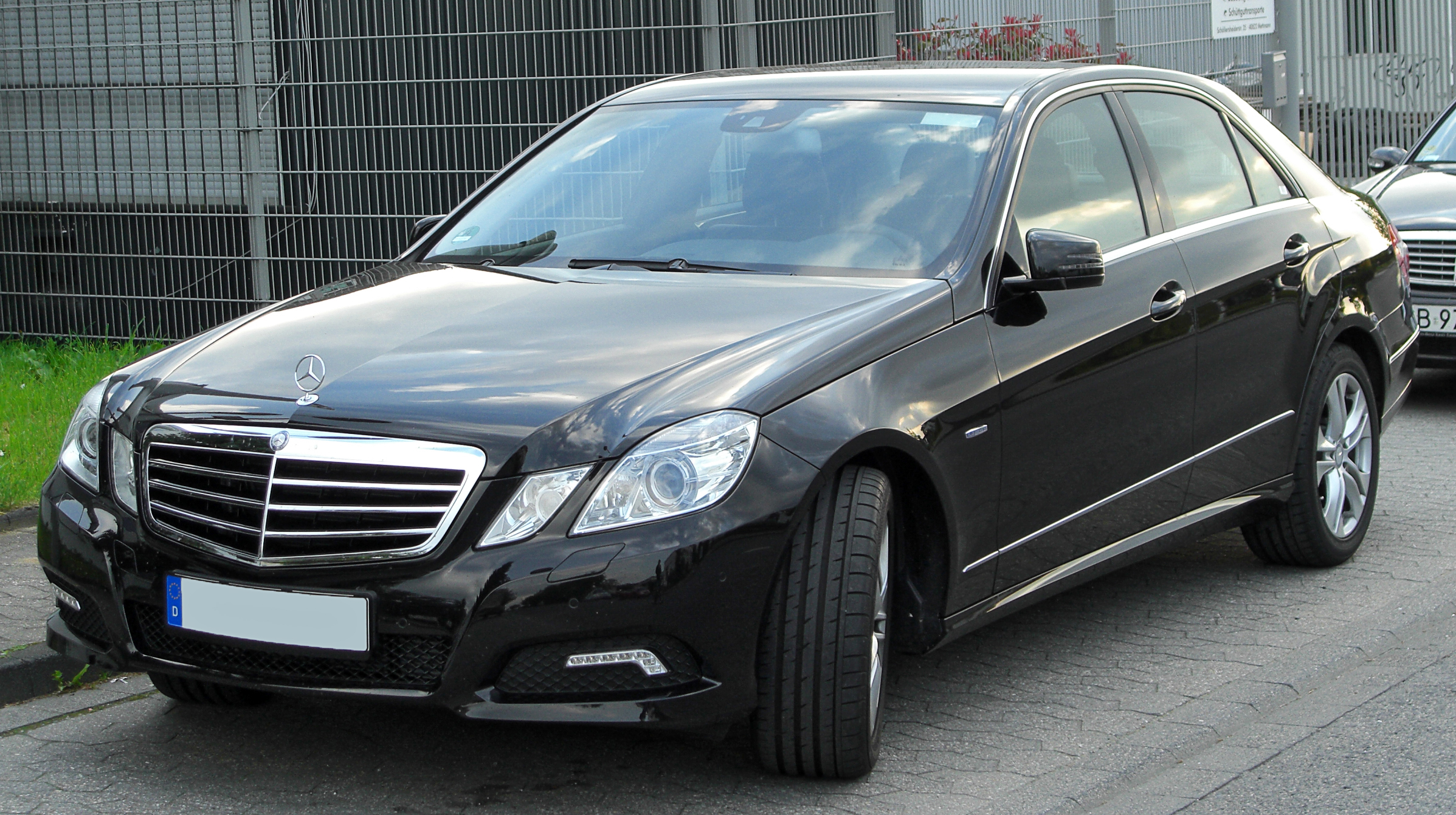 Mercedes E 200 CGI BlueEFFICIENCY Avantgarde (W212) front 20100516