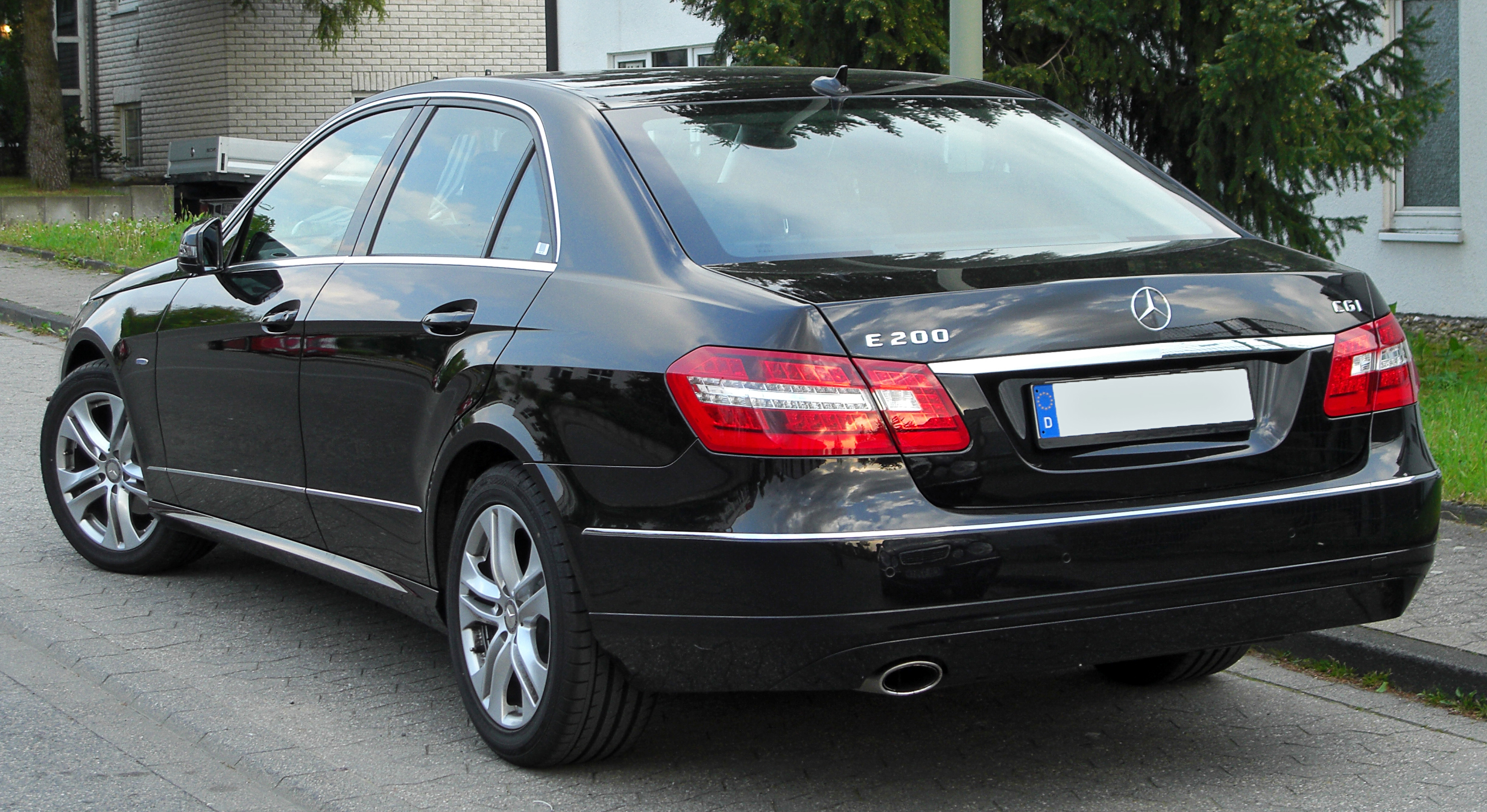Mercedes E 200 CGI BlueEFFICIENCY Avantgarde (W212) rear 20100516