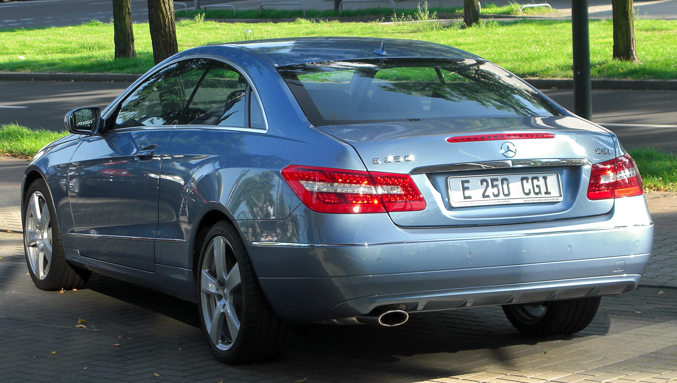 Mercedes E 250 CGI BlueEFFICIENCY Coupé (C207) rear 20100821