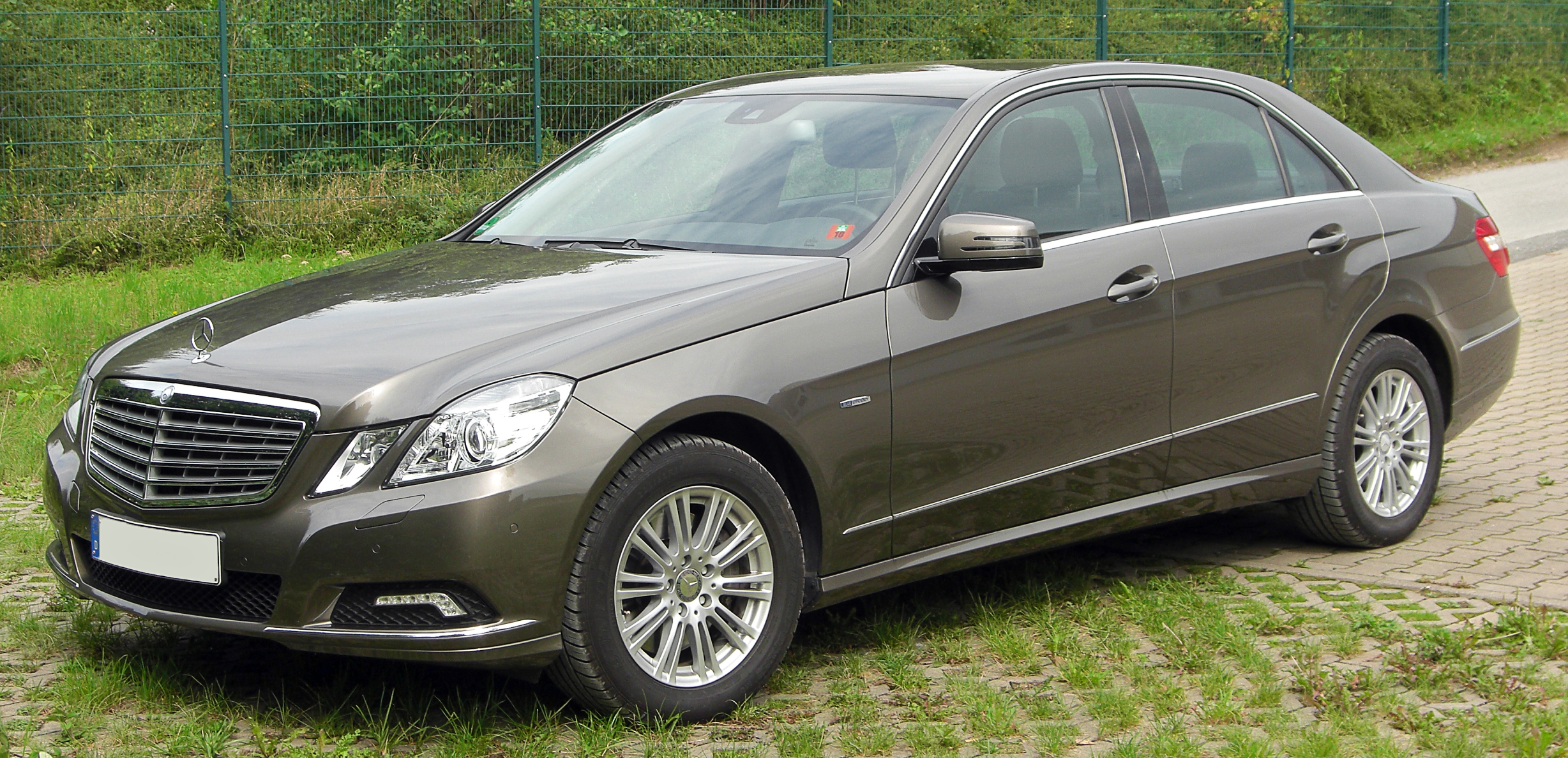 Mercedes E 350 CDI BlueEFFICIENCY Elegance (W212) front-1 20100822