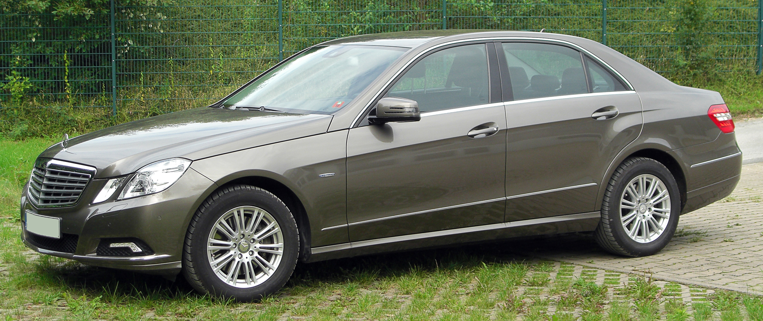 Mercedes E 350 CDI BlueEFFICIENCY Elegance (W212) front 20100822
