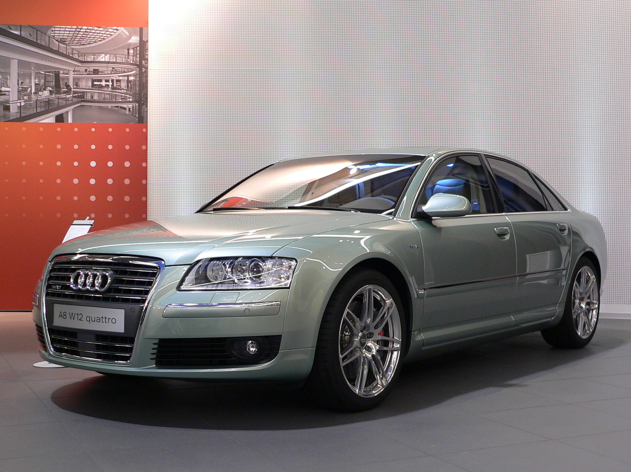 Neckarsulm-AudiForum-Audi-A8-W12