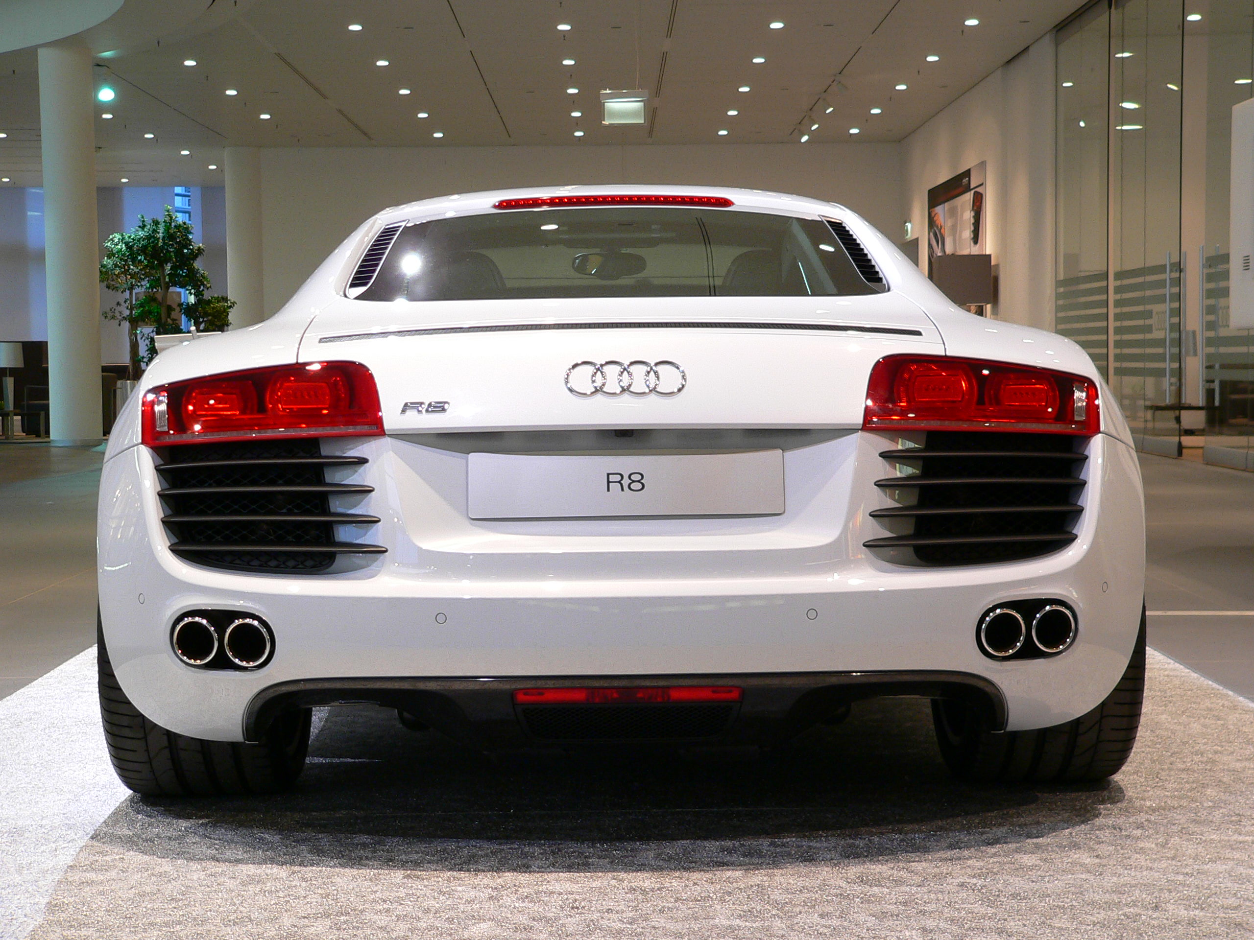 Neckarsulm-AudiForum-Audi-R8-Back