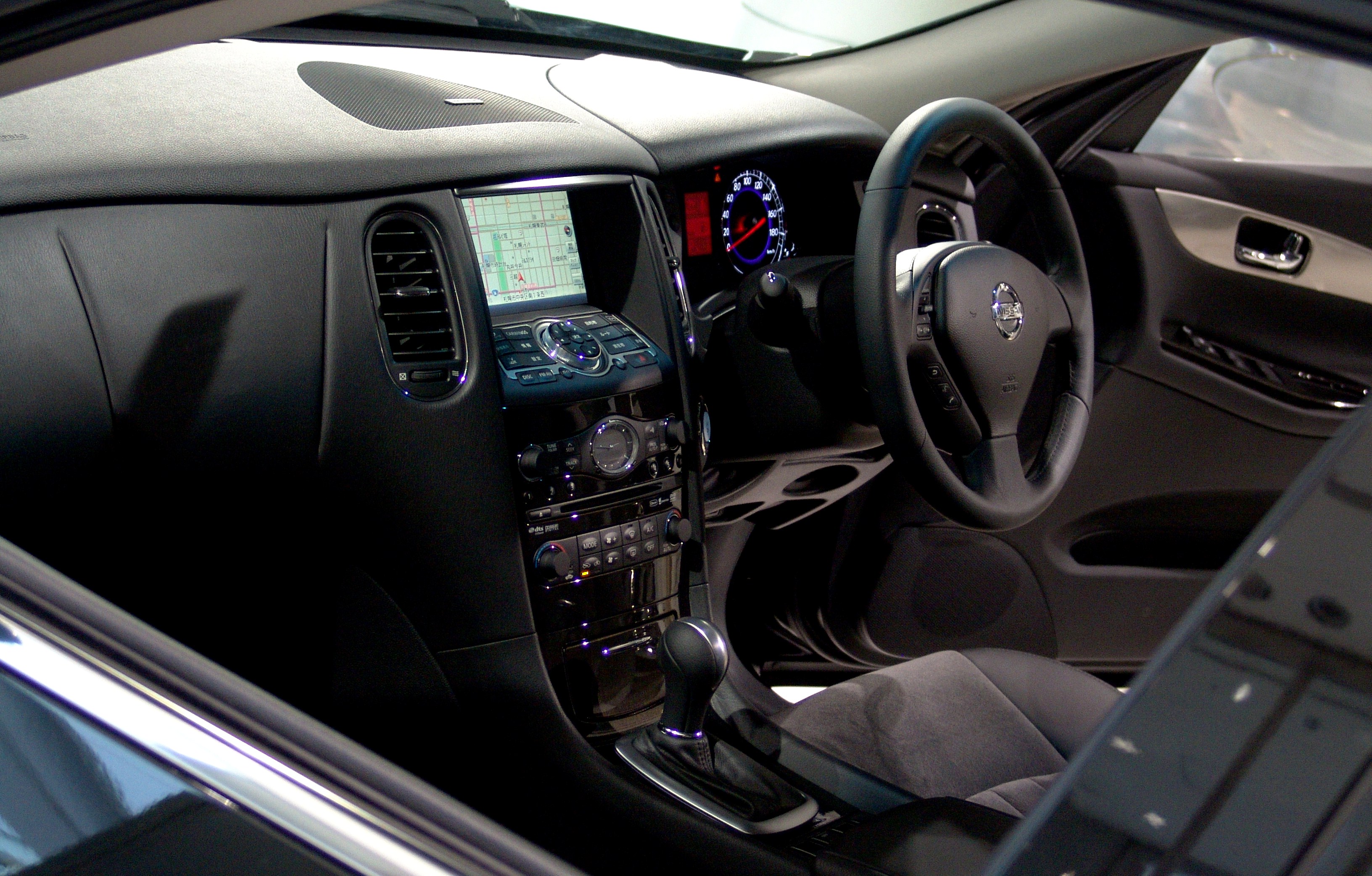 NISSAN SKYLINE CROSSOVER interior