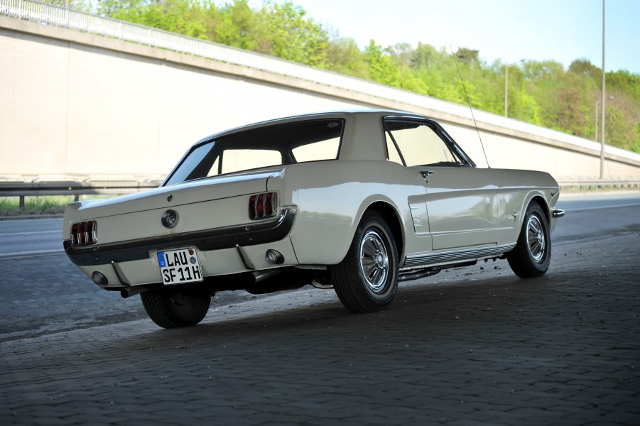 1968 Ford Mustang coupe white 001